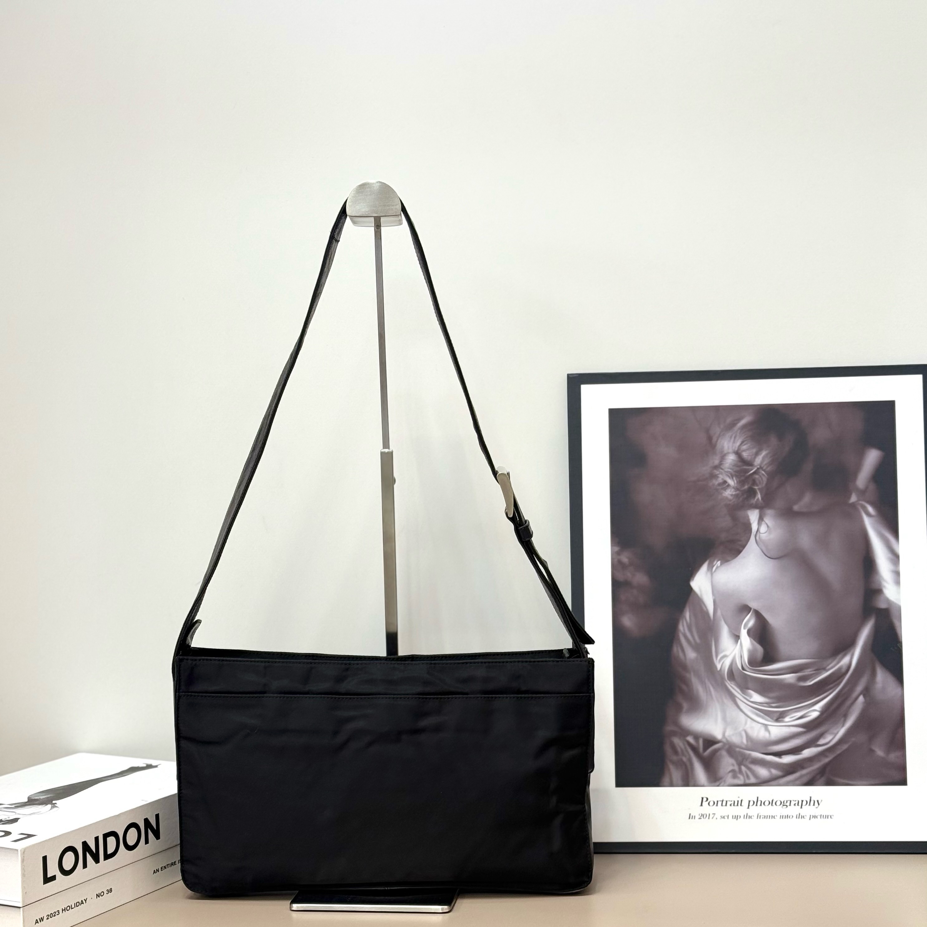 【預訂貨品】Prada黑銀尼龍拼皮雙層郵差包 