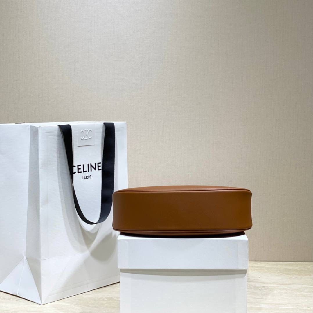 🔥大货实拍图 𝗖𝗘𝗟𝗜𝗡𝗘 ♥ 光滑全皮纯色𝗔𝗩𝗔 此番Ava bag以Smooth Calfskin材质呈现丝滑流畅的外观，再搭配精致饰边，小牛皮衬里与五金配件，尽显简约高雅格调。 型号：193953 尺寸：23*14*7cm