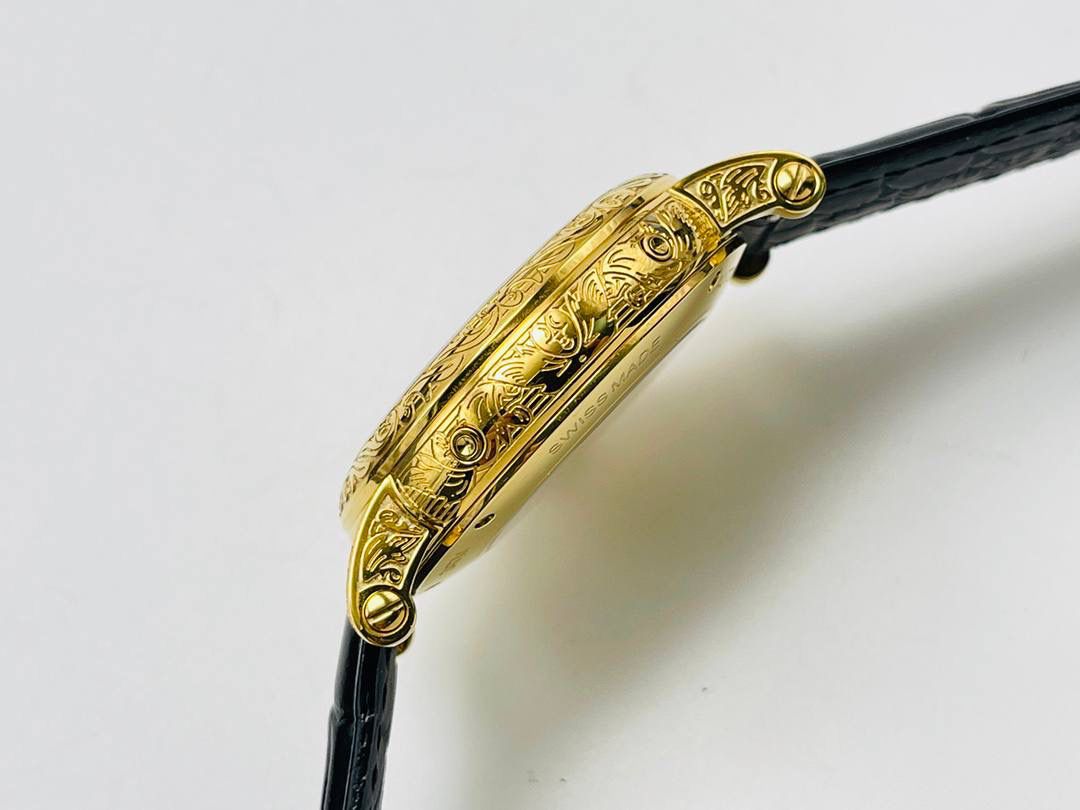 经典再续 百达翡丽古典表系列——5296-001．铂金V4升级版🤩😍细节方面： 1⃣️全新904L打造整体壳套，完善表壳细节，提升打磨质量，独家还原出正品的完美比例和特有质感。日历窗口改大小与正品一致，而非普通正常窗口！ 2⃣️刻度，指针采用最新的贵金属电镀技术加持，效果更佳出彩！ 3⃣️“锅盖型”微凸蓝宝表镜，版型与正品一致，效果通透，辨时清晰。 4⃣️【引领一体机时代】采用定制版Cal.9015改324机芯，超薄稳定性强！ 5⃣️【表带】经典意大利小牛皮表带，纹路清晰，质感上乘。针式表扣打磨齐整光亮，通用原装无压力。