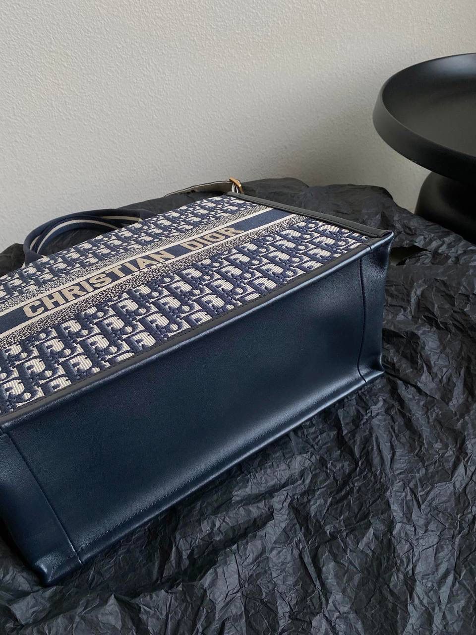 🈶老花蓝，新版中号 𝗗𝗜𝗢𝗥 𝗯𝗼𝗼𝗸 𝘁𝗼𝘁𝗲24早春新款 不得不说，D家确实好会玩啊 可以背的托特来了！简直不要太棒 在最最最经典的托特上又衍生爆款了❤️‍🔥😍 越来越多人爱背大包真正的无性别之分 不管手拎斜挎，通勤健身出差毫无压力 整体有型不会塌，恨不得天天背 大包爱好者可以闭眼收了！！ 36×16×27cm