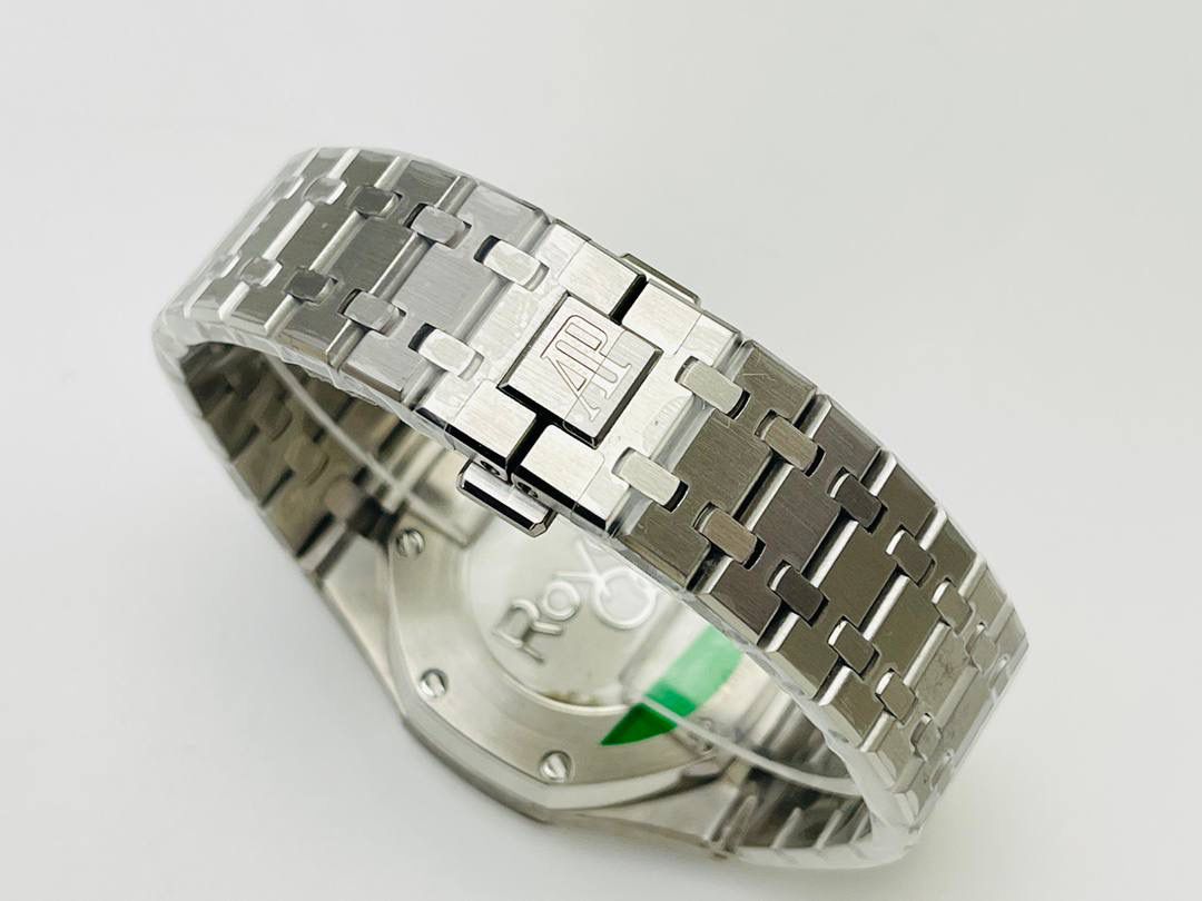 AP爱.彼皇家橡树系列26331OR多功能计时机械腕表41MM！ 1⃣️【机芯】7750改原装机芯 6字位小秒 功能与原装一致！ 2⃣️【表镜】表镜选用进口蓝宝石玻璃镜面！ 3⃣️【表壳】采用进口316精钢表壳，表壳通过拉丝和部分抛光打磨处理之后，忽明忽暗展现出精致而硬气的独特气质！ 4⃣️【头粒】头粒设计与专柜一致可以微调 佩戴更佳贴手舒适 经过多道工序的打磨和磨砂处理，终把AP特有的八角型表圈表达出棱角分明的线条！ 5⃣️【表盘】超强夜光显示，可以在任何环境下读取时间！