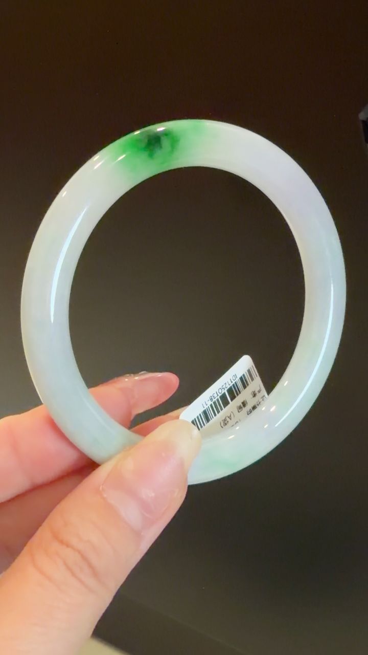 53圈口白底青翡翠手镯 53x7x8mm 圆条