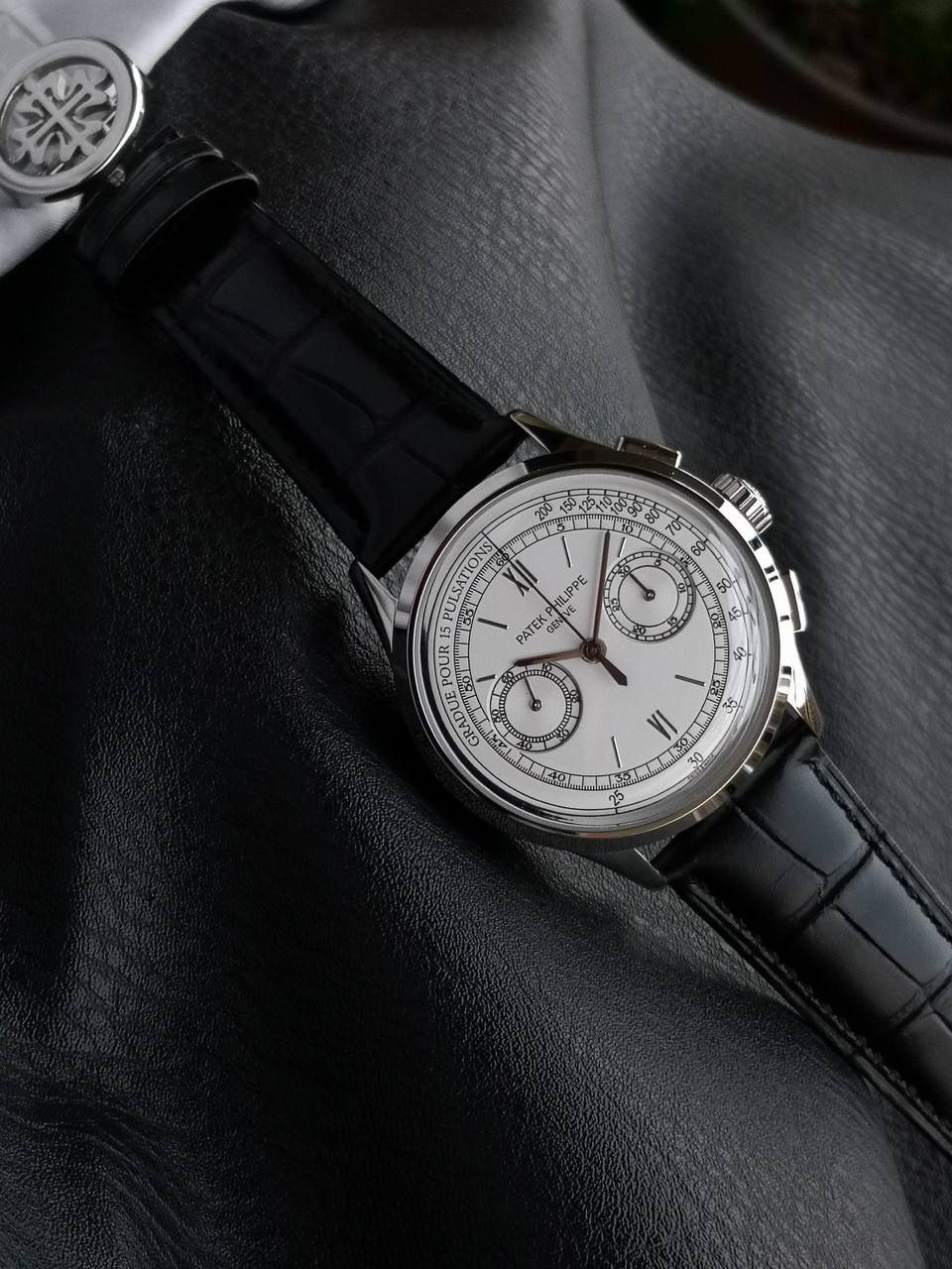 百达翡丽复杂功能时计5170G多功能腕表，堪称腕表精品当中的精品！😍✨🔥 腕表直径为42毫米，作为一款男士腕表，它的表盘大小适中。为我们奉上对称的美感，整个表盘的布局大方得体，包括了如此之多的功能的同时，又不会让人觉得繁杂。 机芯采用了7750机芯完美还原正品诸多功能，提供了强大的时间衡量功能。意大利牛皮表带，专属的灯笼扣，任何季节，任何场所，任何职业人均适合佩戴，让手腕佩戴得更舒适，让气质绽放。此款腕表具有30米防水功能，满足大众日常生活，休闲度假必备腕表。 百达翡丽5170G可以说是腕表中的精品，功能方面的巧妙构思，外观上的合理布局，以及优越的机芯性能，无一不体现出百达翡丽的独特设计，一件经典的艺术品，一件完美的收藏品。