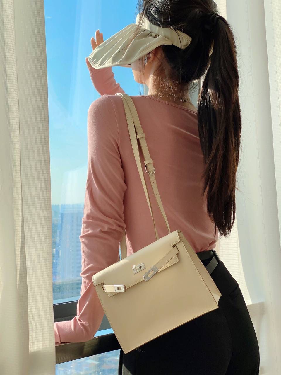 『奶昔白·银』 ‘’Kᴇʟʟʏ ᴅᴀɴsᴇ • Evercolor 🎀 时尚圈就是一个圆！ 最厉害的就是六种背法： 斜背、侧背、肩背、腰包、背包、手包 集美们一定要安排起来‼️ 22Cm