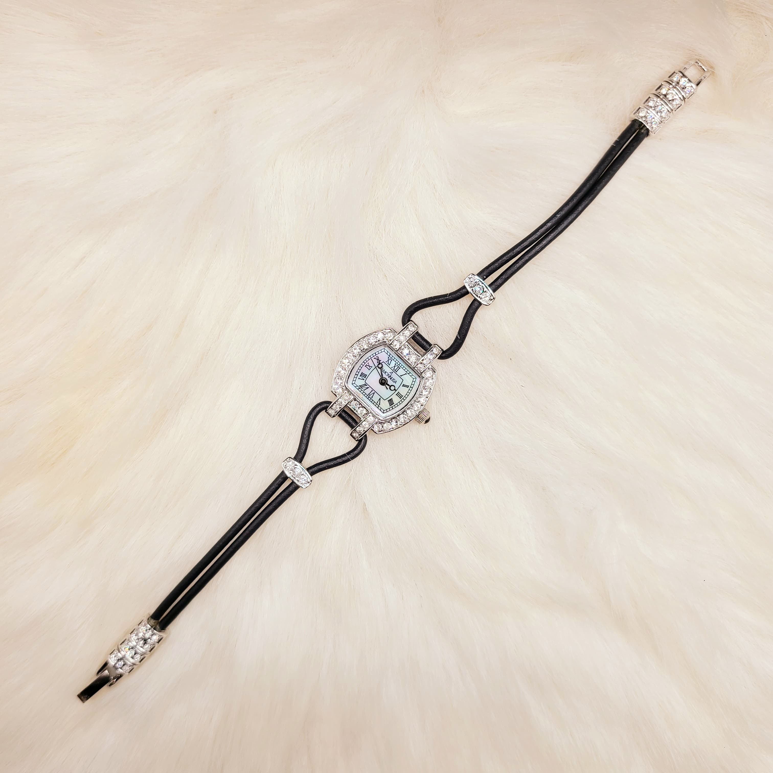 Amonnlisa 水晶貝母皮繩石英錶