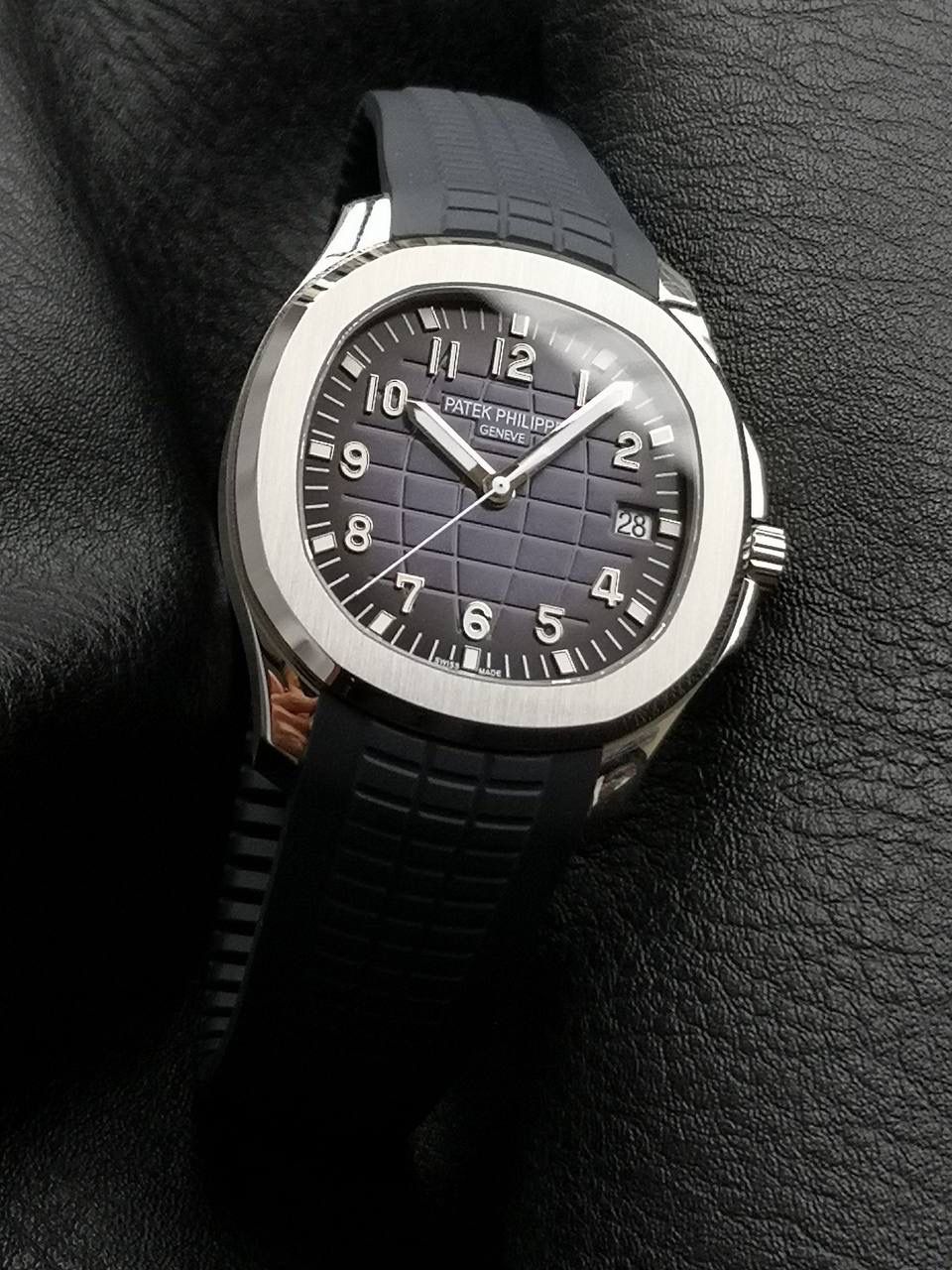 百达翡丽 5168G 配重手雷 1.壳套采用特殊材质CNC原版数据开模，整表重量和正品几乎没有区别，不同于市场普通版本上手轻飘飘，整表120克重 2.机芯选用324/330 一体开模机芯(3k同源机芯) 3.表壳尺寸42mm 厚度8.3mm(跟足原版) 4.所用配件，字面，针，胶带严格参照原版颜色开模定制，精益求精 5.表壳不锈钢 内部加重 承诺所有本厂出的配重表款绝不掉皮，掉皮无理由更换全新 6.表扣 表壳全部冲压贵金属logo 非腐蚀激光垃圾工艺！