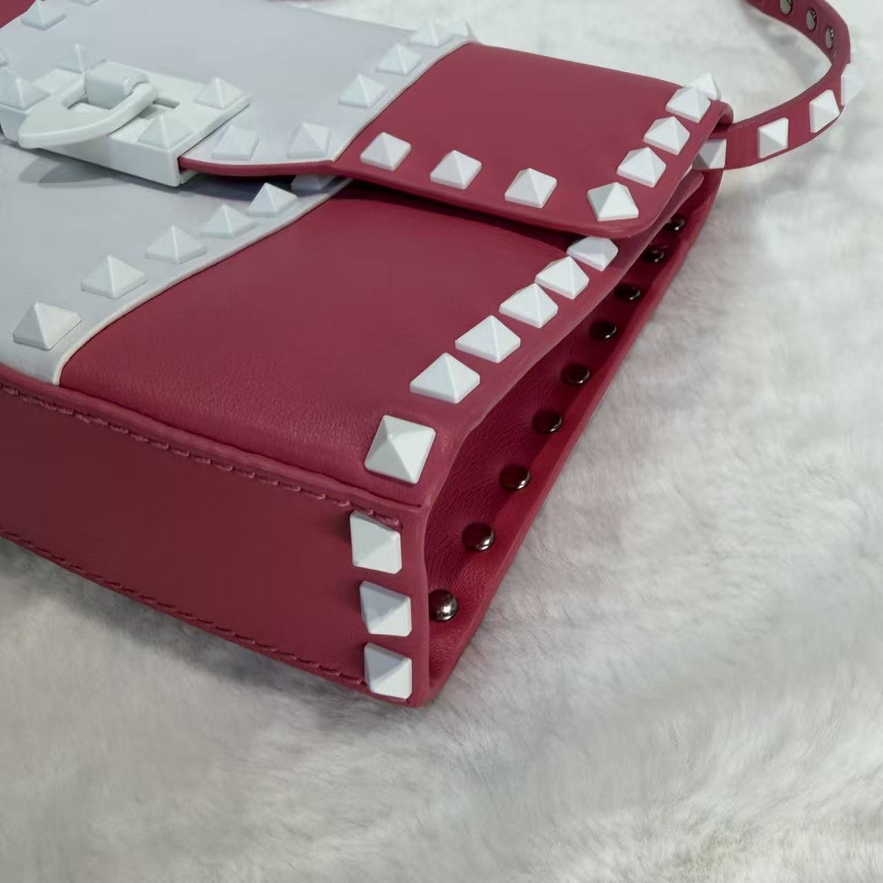 Valentino 鉚釘斜挎包 粉色系搖滾風格飾釘元素