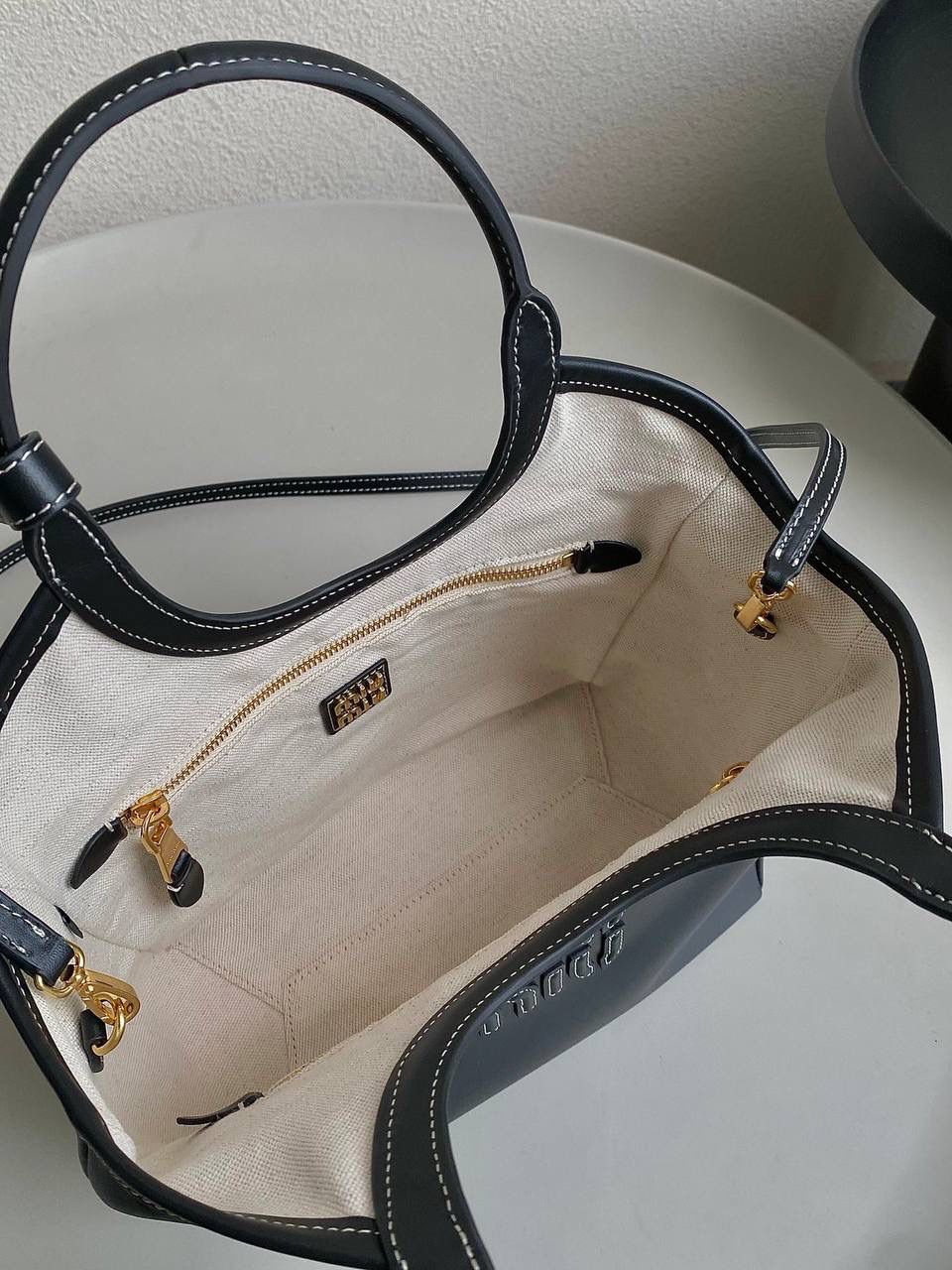 🈶黑色小号 𝗠𝗶𝘂𝗠𝗶𝘂托特！！ 近年miu家真的很会，都是心头爱 慵懒惬意的敞口托特搭配弧形包口 同色系浮雕logo低调又高级 软而不塌的全牛皮质感绝！ 中号大气的包身，男生女生都能驾驭 随时随地的凹造型 小号可以斜挎 小巧可爱，可太适合霓虹妹了 被痕痕拿捏住了🤙🏻 22×12×32cm #F0120m