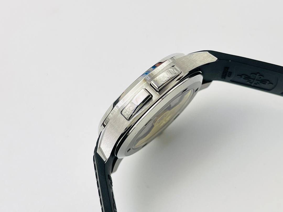 百达.翡丽Aquanaut系列5164A-001腕表具现代感、国际感的两地时间复杂功能，更符合年轻世代的品味与需求！ 1⃣️【表壳】40.8MM表径，依旧采用百达翡丽经典不锈钢材质打造，圆润的八角壳型恰到好处，表壳左侧的鲨鱼鳍型设计，是可以前后快调中央镂空时针的按钮，这枚指针可以用来指示第二时区时间。 2⃣️【表盘】黑色浮雕表盘，金属立体字块，覆荧光涂层时标。3、9点钟分别显示”HOME”与”LOCAL”的方形昼夜视窗，蓝白二色各自代表晚上与白天，6点钟位置是指针式的日期盘。 3⃣️【机芯】成功实现百达.翡丽5164A-001内载的324 SC FUS自动上链机芯功能，大三针基础机芯上搭载两地时间模组。配有休闲气息的Tropical表带，正是为年轻世代所准备的奢华运动表。