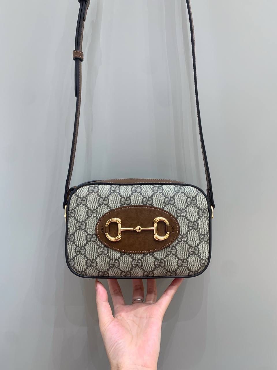 新背景实拍正品级 。Gucc1 horsebit 吐司包🍞 （顶级原皮) 啊啊啊啊啊！！超级无敌大爆款！ 这应该就是我心目中的白月光， 实物是那种看到不需要犹豫马上就会买的， 相机包很多款，目前为止这个是我心目中的to 马衔扣元素和这个面料一直是我最爱的搭配设计 只是没有想到做成相机包可以这么可爱有趣 简简单单的造型却如此耐看且有那么一点高级感 跟其他相机包完全不一样！！反正这个我一拿到我就很爱很爱很爱！🤩这个你们都可以入，必定会成为经典款！ 型号760196；尺寸20/13/6cm