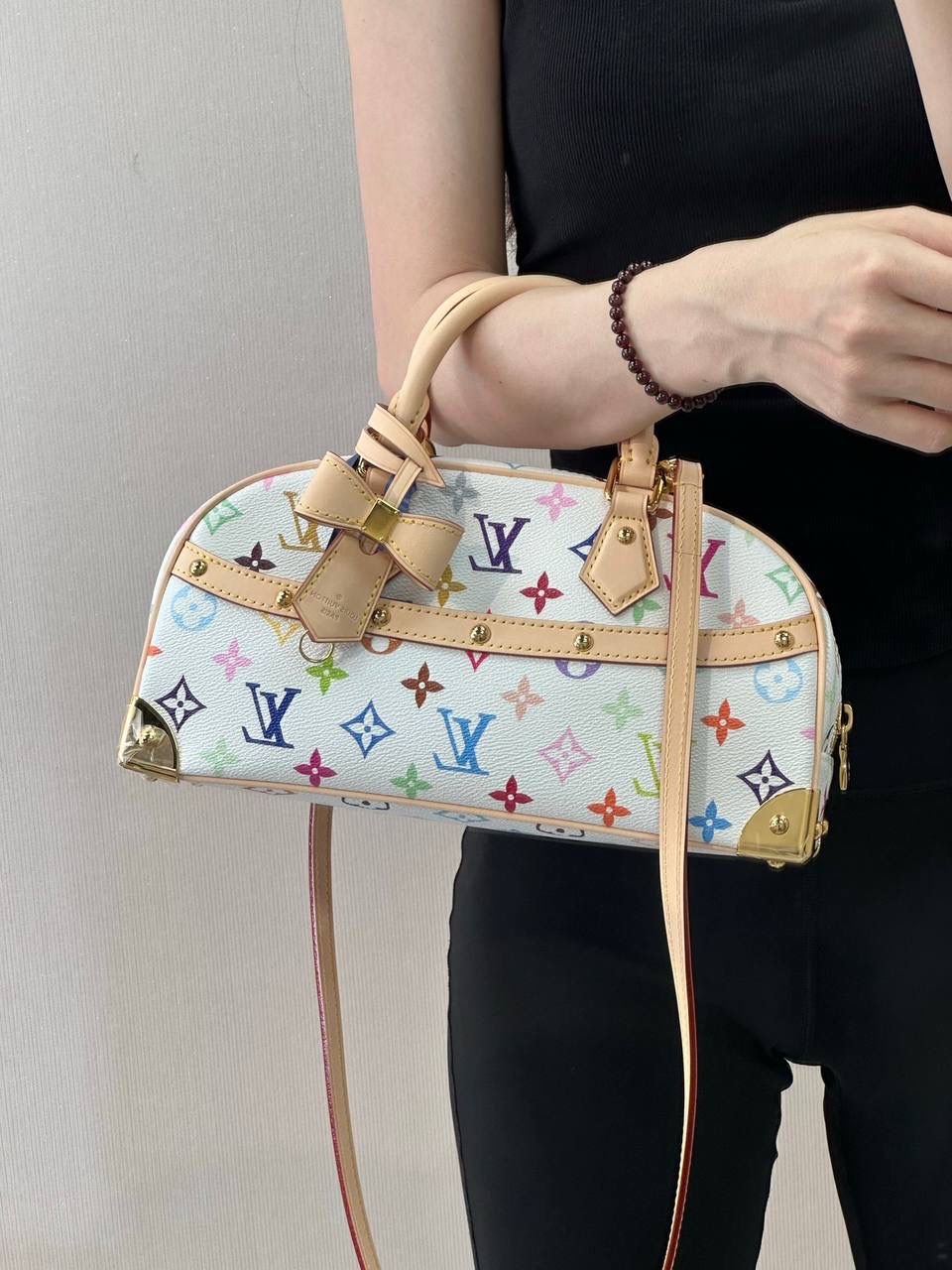 LV&村上隆 白三彩 保龄球包👜✨ 保龄球的热度不用多说吧，而且驴的保龄球是独树一帜，不是那种方方正正的，有弧度的设计更有feel～白三彩这波热度一定会持续下去，确实有那种一眼就想入的冲动，万千宠爱于一生，对于拥有了众多老花的你来说，白三彩一定要有一只～🌈🌼
