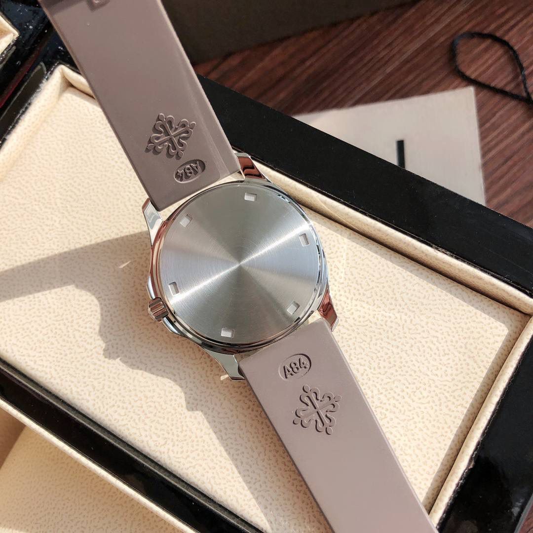 独家推出 新款百达斐丽AQUANAUT系列 专为女性设计！用最简约方式完美体现百达斐丽的精髓，融合了大胆的设计和正统的纯粹，这款腕表成为百达斐丽的旗舰产品之一！腕表完美尺寸35.6，进口精钢材质多重工艺精磨打造。原装一致厚度7.77cm。表盘镶嵌46颗 vs1.8真钻。约一克拉！ Gtc中国权威鉴定证书。百分百保证每一粒都是货真价实的真钻。可验可查询！💯💯