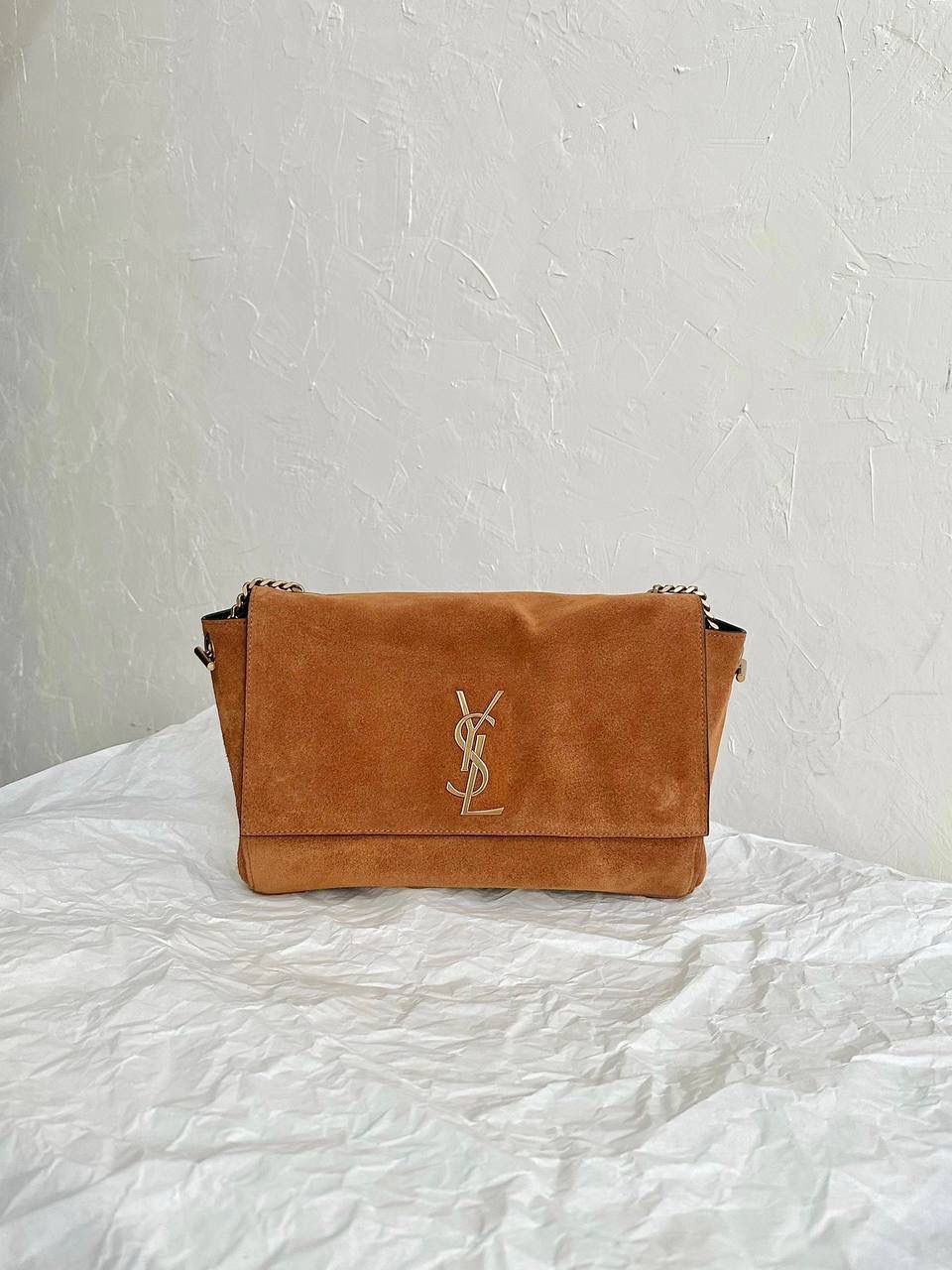 经典王🔥 ys1 kate双面鳄鱼纹/麂皮棕中号🐻 我个人很喜欢的一只ys1 一只包有两种风格(双面能用) 春夏用牛皮面，秋冬用麂皮面 有没有和我一样不喜欢定型包的姐妹 就喜欢这只双面kate软piapia的随性感☺️ 容量贼大，自重还轻，爱了爱了～ 28.5×20×6cm553804m