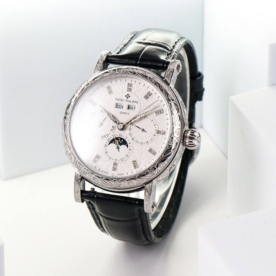 【铁划银钩 苍劲有力】高颜值新品 古朴。复古。精湛的工艺！ 年度最佳典藏之作——百达翡丽古典超级复杂多功能 万年历功能腕表 团队历时两年多精心设计，不计成本，敢为人先，力求完美，克服重重难关，突破多层技术瓶颈，机芯型号为CH 29-535 升级版，质量稳定！【表带】经典意大利小牛皮表带，纹路清晰，质感好。搭配圈市面最顶级的百达翡丽灯笼表扣，通用原装无压力。 优雅的Calatrava雕花表壳极具个性，42毫米的表径适配大众男性手寸，与专柜一致，非常商务可亦休闲。