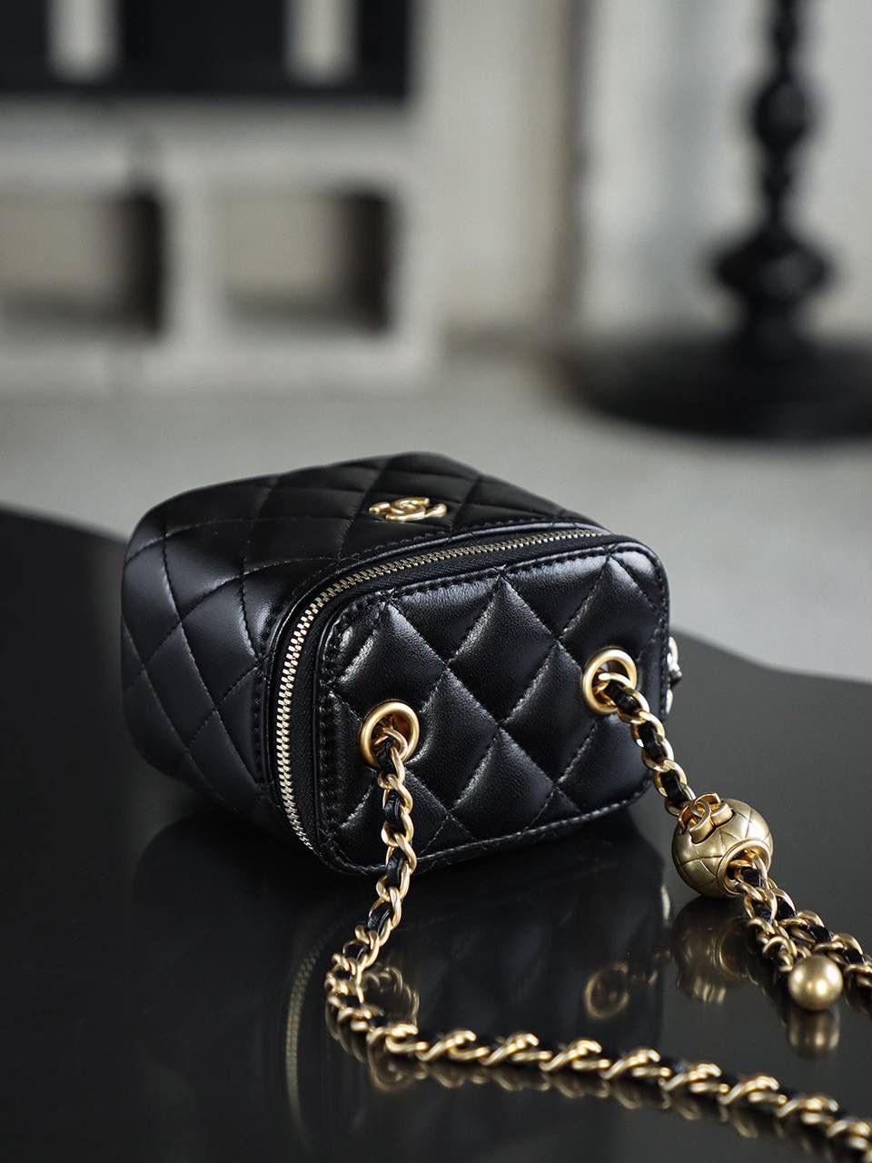 金球口紅包鑒定版👜 一包一碼 支持全球鑒定查驗身份證原廠專G GR皮料過關清單資料可査詢✅ 在時尚的廣袤宇宙中，金球口紅包宛如一顆奪目的璀璨明珠，散發著無可比擬的獨特魅力。 其巧妙之處在於，將口紅收納與精緻手袋完美融合，不僅可隨心調節肩帶長度，更成為點睛之筆，每一次轉動，都宛如開啟時尚魔法的鑰匙 五金：全銅厚鍍24k復古金 皮料：GR原廠小羊皮 尺寸：8.5*11*7cm