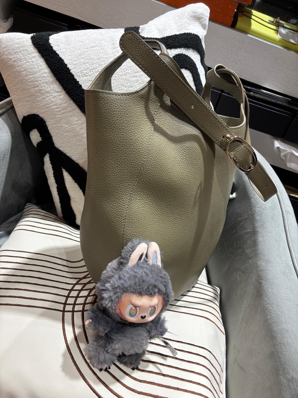 LONGCHAMP Le Foulonné Shoulder Bag Beige Calfskin hobo 100%Authentic, 98%New