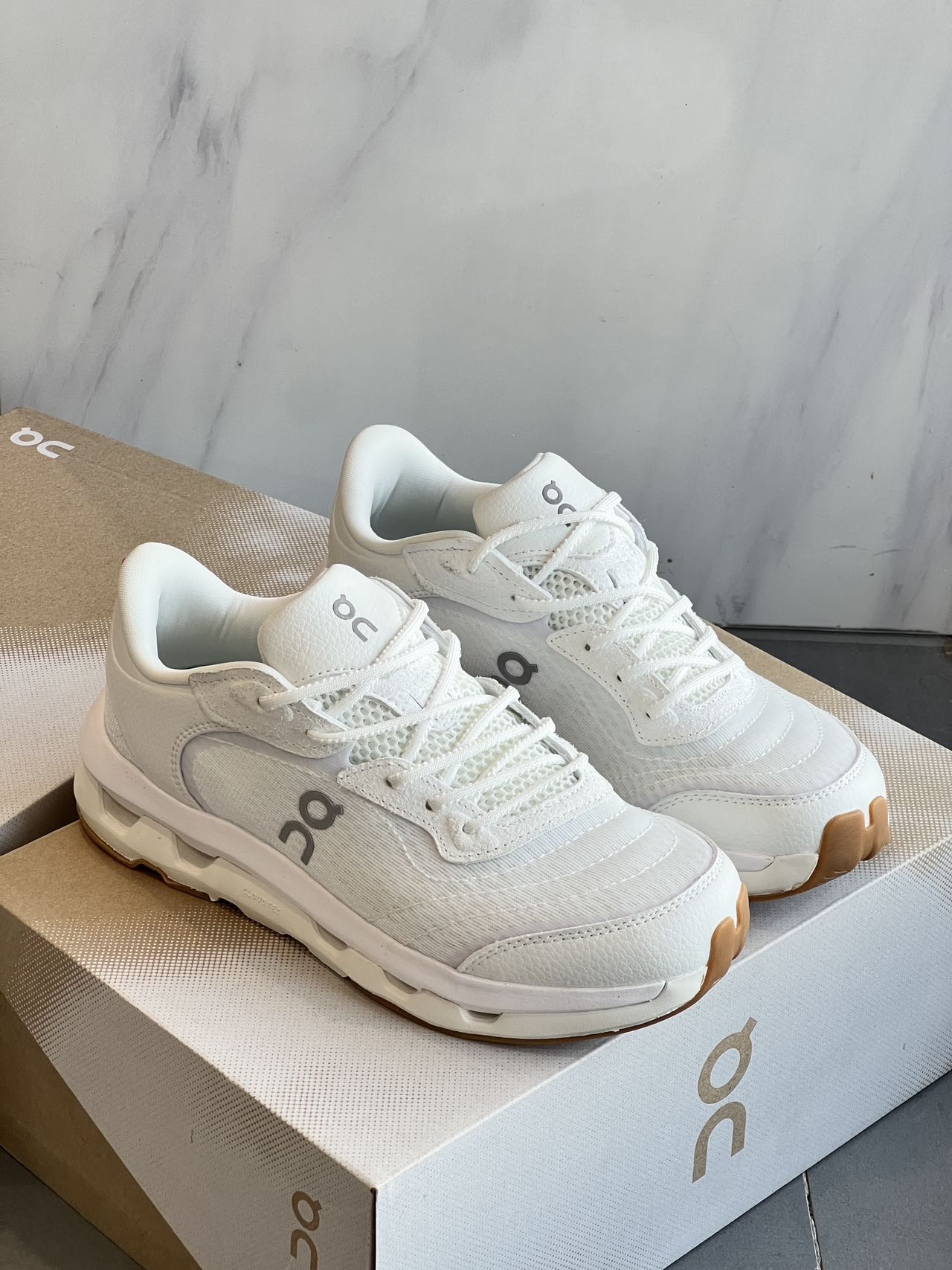 $388對。On 昂跑 Cloudzone Moon 2026 新品 情侶運動跑鞋