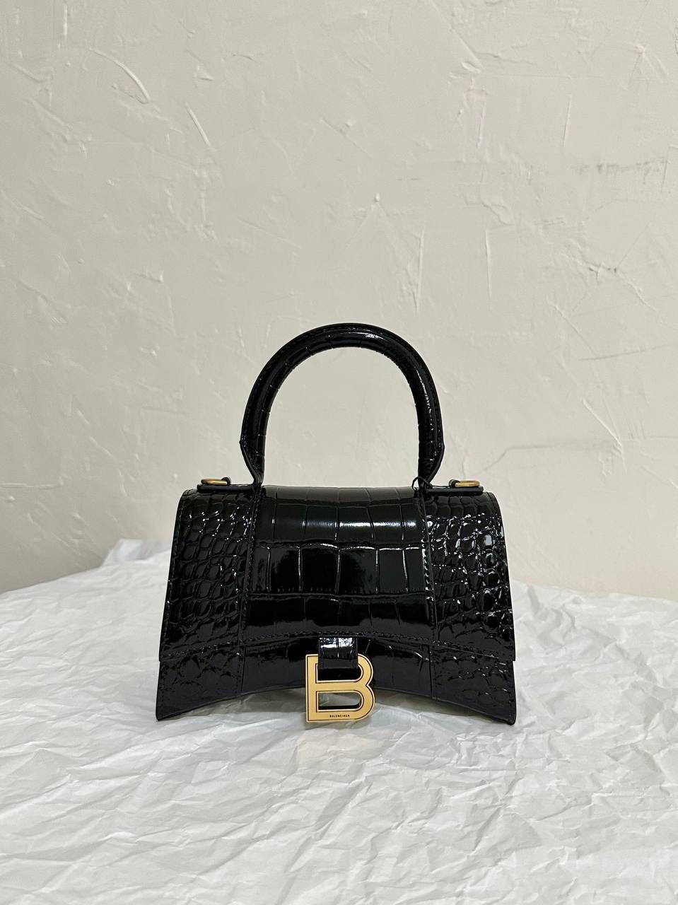 经典款🔥鳄鱼黑金加小号XS/19cm💣 ba1enciaga hourglass沙漏包 【唯一一家做出了xs的正确圆形手柄】 前后共购入超过1️⃣0️⃣个ZP开发❗️ 所有细节可对比所有版本⚠️ 市场各种品质参差不齐 有的站不稳，有的面不平 还有一个色配好几种五金颜色的 看得头昏脑涨，其他的不多说了 研发这么久，只想做最对版的那一个 XS：19×13×8cm592833m S：23×15×10cm593546m