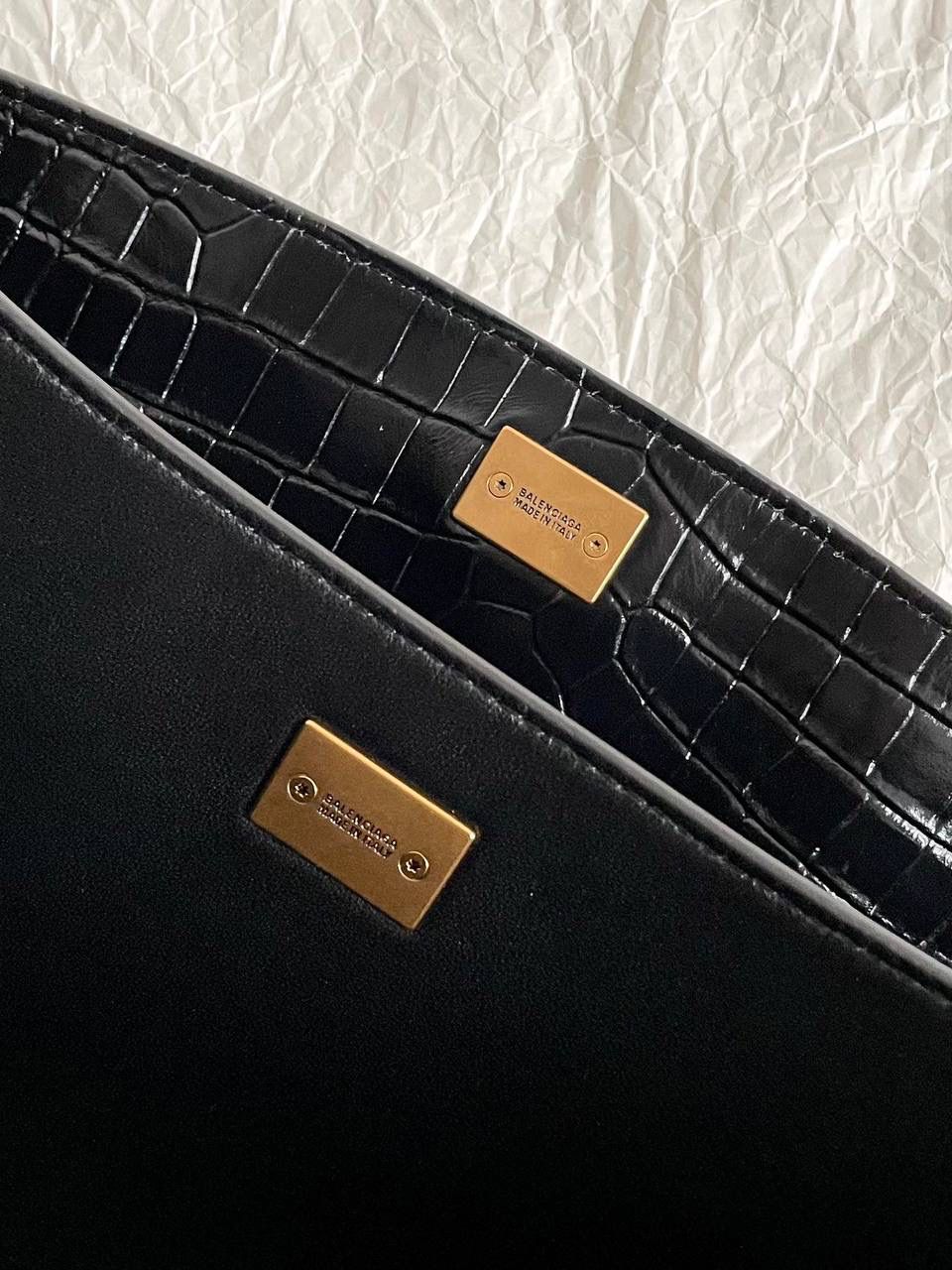 ba1enciaga rodeo 鳄鱼纹黑金中号🕋 纯纯的大爆款，大家都知道吧 一到冬天就想要整点油亮亮的包来点缀 但是又不想买饱和度过高的颜色 百搭还是基本的诉求嘛 所以这只亮面牛皮鳄鱼压纹rodeo就是很好的选择！ 鳄鱼纹压纹最怕皮硬 一定要够软包型才够慵懒 我们是自家定制皮料，非市场通货❌ 我们是不会跟风用通货皮做的😡 mini真心可爱，和kelly20的大耳朵很像很像 大号：39.8×29.9×12.9cm789744m 中号：35×23.3×10.9cm789772m 小号：28.9×20×9.9cm789779m mini：23×17×9cm795456m