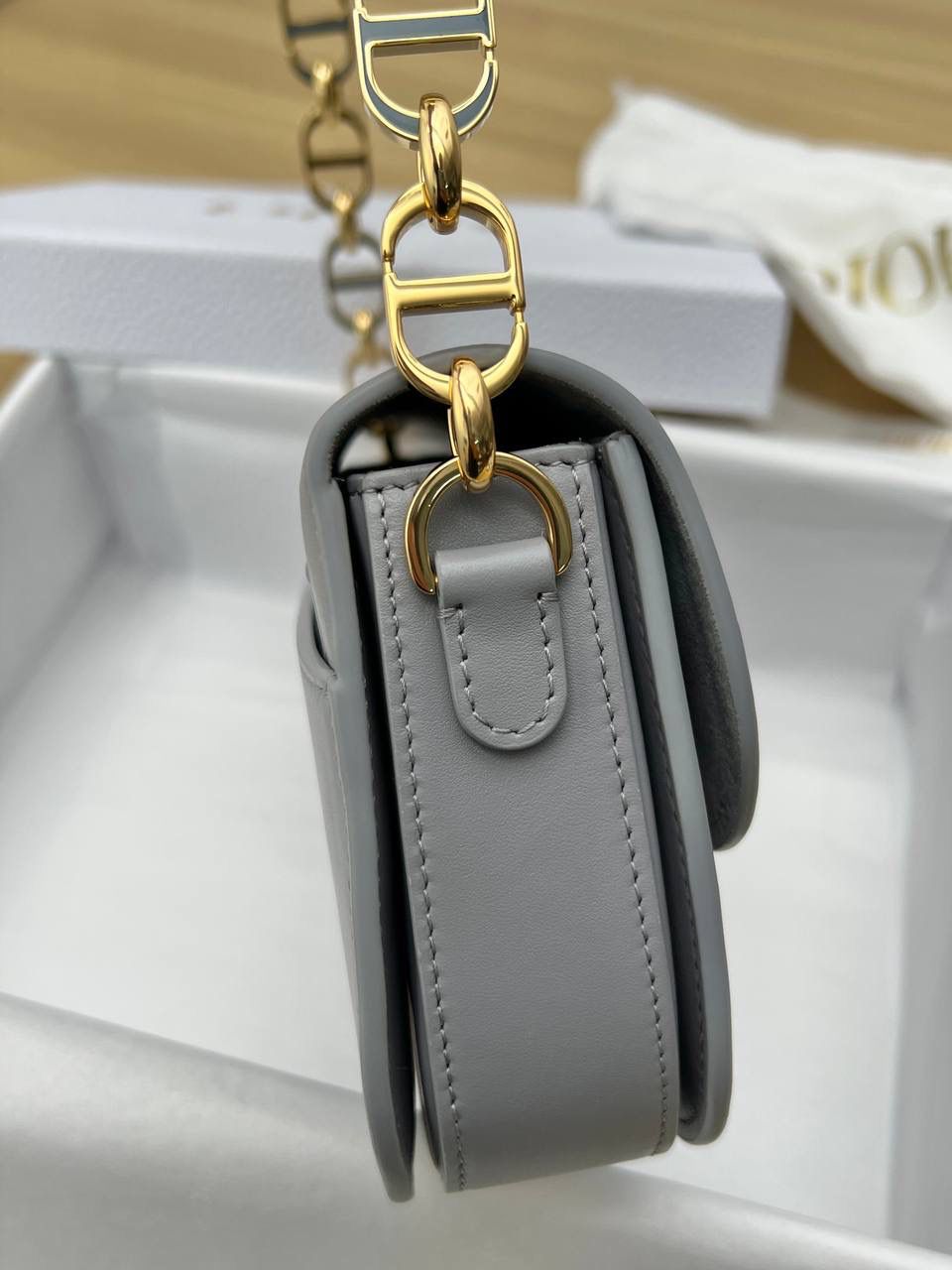 实拍实拍 💕30 MONTAIGNE AVENUE 手袋 梦幻灰色光面牛皮革 独家渠道货 独家蒙田腋下包白色珐琅扣 独家手机版实物实拍 这个实拍最接近实物颜色 尺寸：22.5 x 12.5 x 6.5 厘米