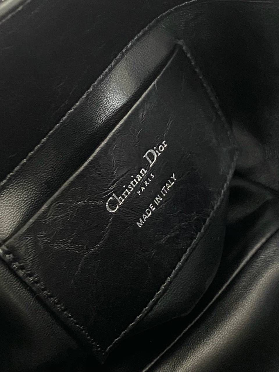 🈶油蜡黑，迷你 𝗗𝗜𝗢𝗥 𝗧𝗼𝘂𝗷𝗼𝘂𝗿𝘀新版竖款 火爆全网toujours缩小版来啦！ 看到真的心动得不行～ 实物就是常规迷你水桶大小， 真的可爱死 别说，包虽小但容量还挺大的 日常用品都能轻松装上 肩带长度也刚刚好，不挑身高 反正就是太乖啦！夏日必备 😍 13×15×12cm #M1272m