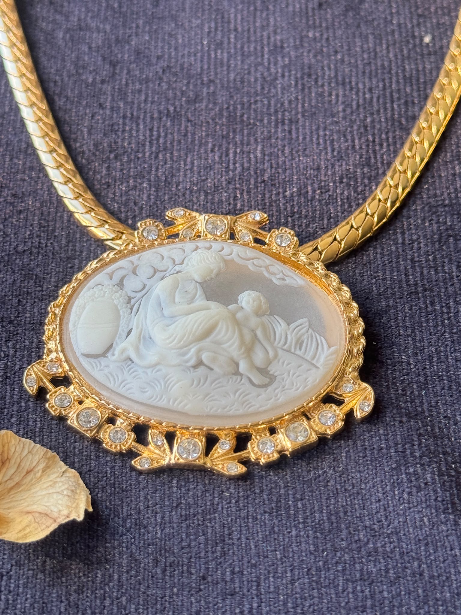 C.a. 1970s Neoclassical Snowy Resin Bas-Relief Cameo Princess Necklace (MT2266)