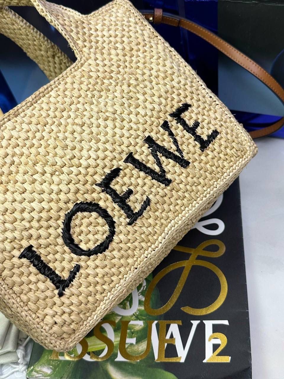 🎈最新𝙇𝙤𝙚𝙬𝙚 𝙁𝙤𝙣𝙩 𝙏𝙤𝙩𝙚 —【小号】酒椰草编包🔔 尺寸：𝟐𝟒-𝟏𝟏-𝟏𝟗.𝟓𝐜𝐦 编码：652207 （下单须知：由于天然纤维材料特别，带毛刺，日照时间长短不同，颜色略有变化，纯手工编织制作而成，每一只都独一无二，每个包的尺寸也有所不同‼️完美主义者慎入⚠️） 👉🏻完全由酒椰纤维编织而成，正面饰有黑色刺绣𝙇𝙊𝙀𝙒𝙀标志 👉🏻肩带可拆卸调节，可肩背、斜挎或手提多种背法