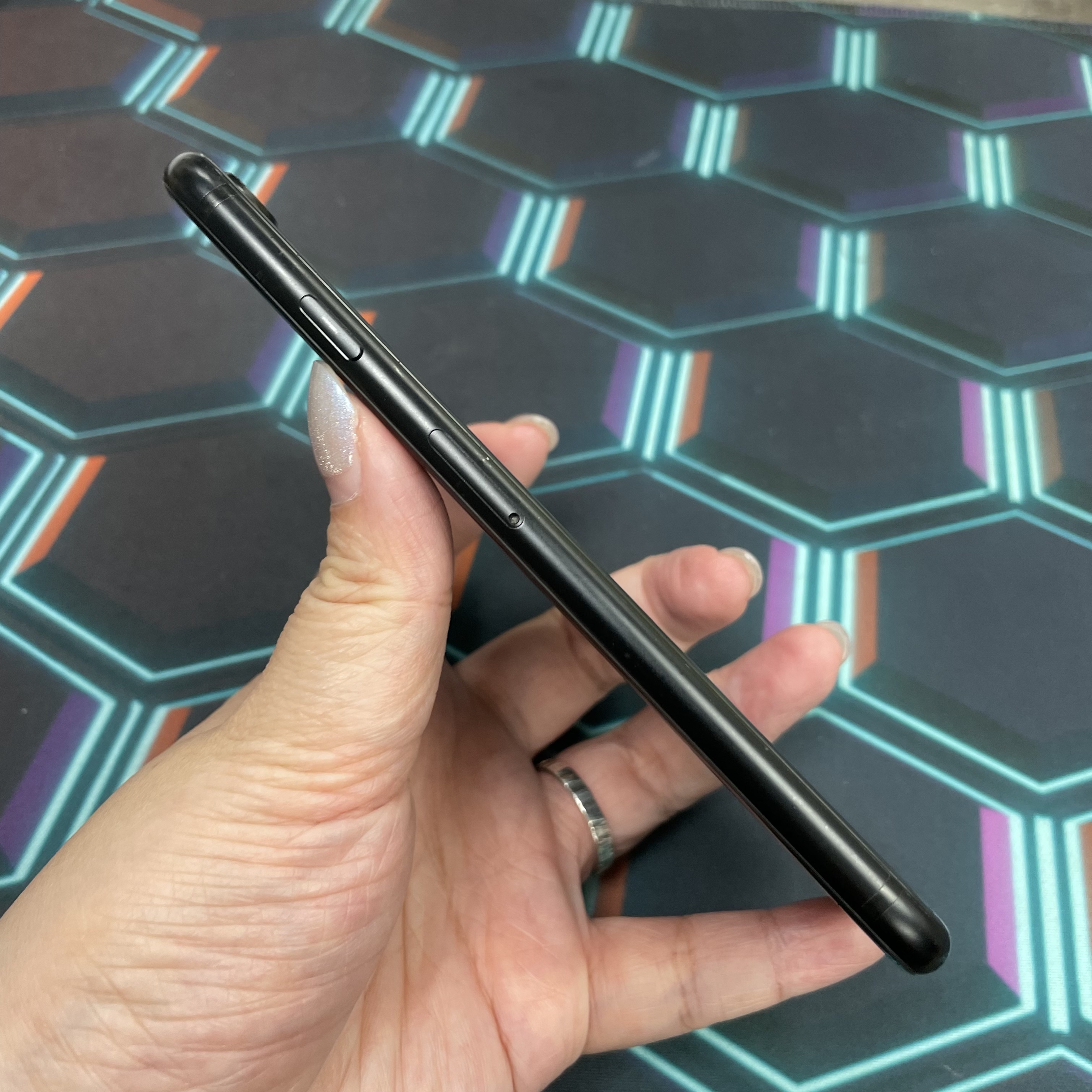 *7067 SE 2 勁靚機 128GB 電72 黑色 black