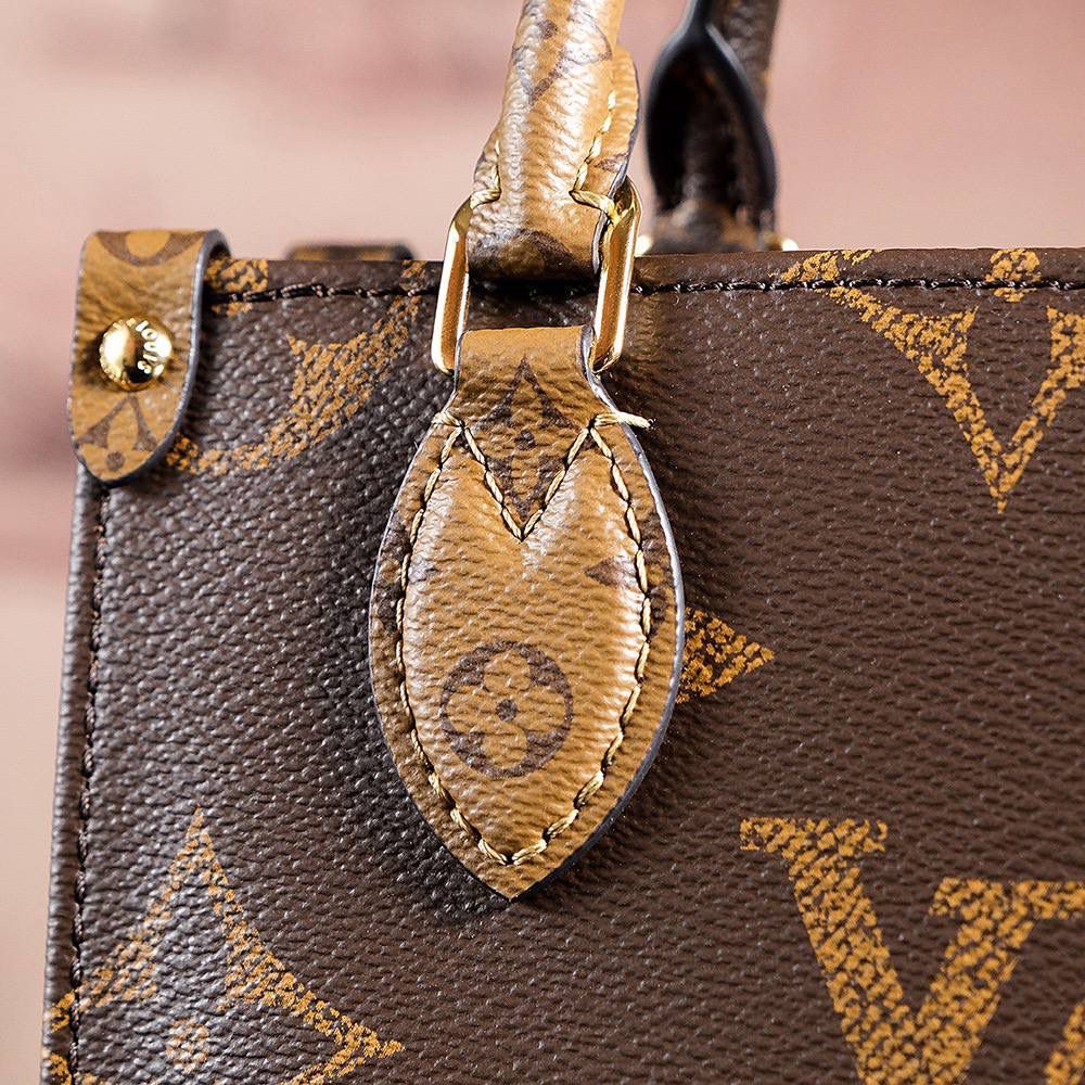 𝐎𝐍𝐓𝐇𝐄𝐆𝐎 𝐁𝐁芯片菱形跳动码迷你系列👜✨ 𝑶𝒏𝒕𝒉𝒆𝒈𝒐系列不断发展壮大， 上市之后一直处于断货王的存在〰️ 保留了原有的经典惊艳之作， 但它重新诠释出一种不同的味道， 作为小包当道的时代， 𝐌𝐢𝐧𝐢系列更加小巧可爱，颜值更胜一筹！ 同样的复古百搭爆款，独特的尺寸设计，将它再次带回时尚前沿！ 简直就是夏日的百搭神器！ 五金材质：厚镀纯钢五金 皮料材质：菱形法国原厂皮面料【芯片版】 尺寸详情：𝟏𝟖*𝟏𝟓*𝟖.𝟓𝐜𝐦