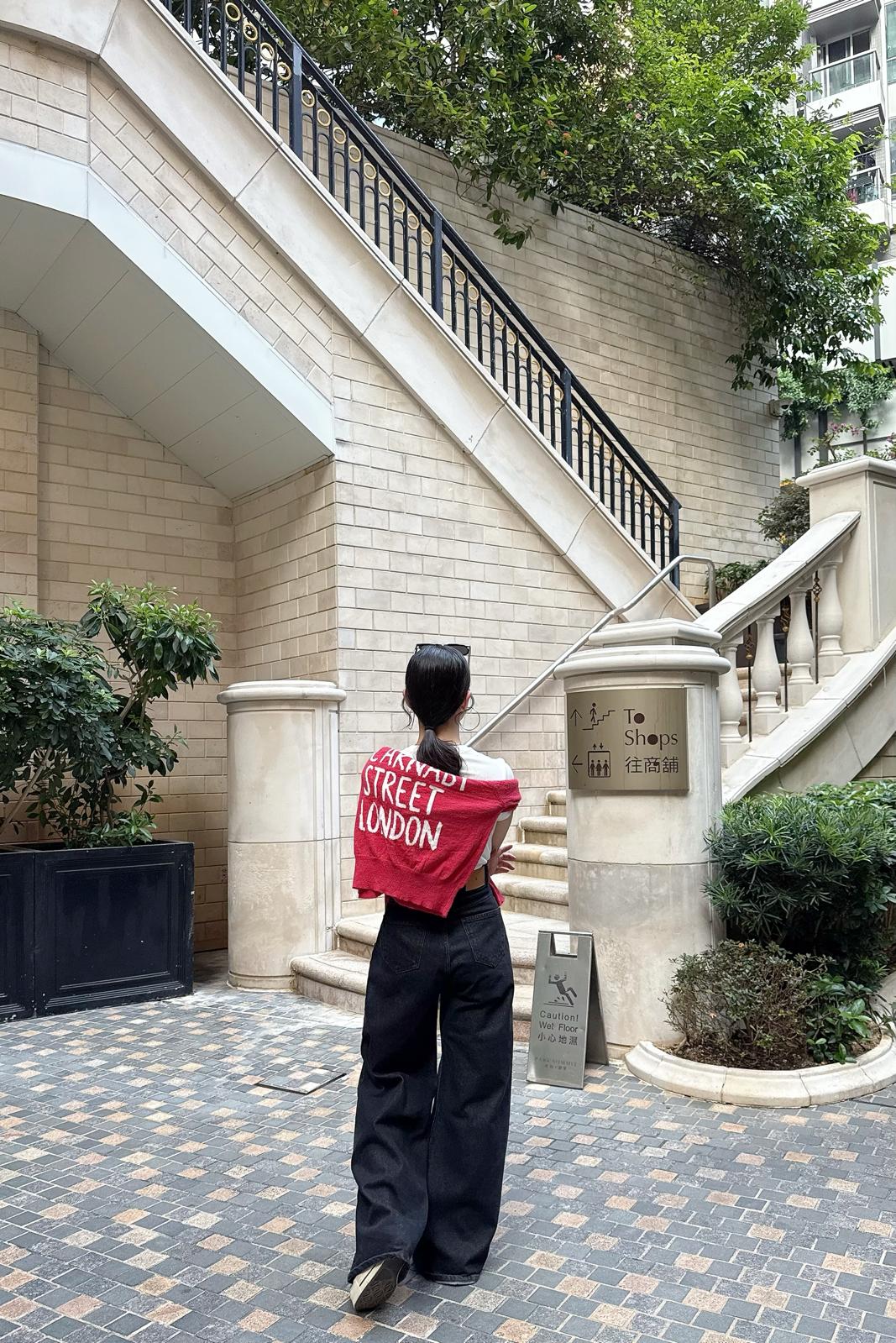 D07 後英文字冷外套