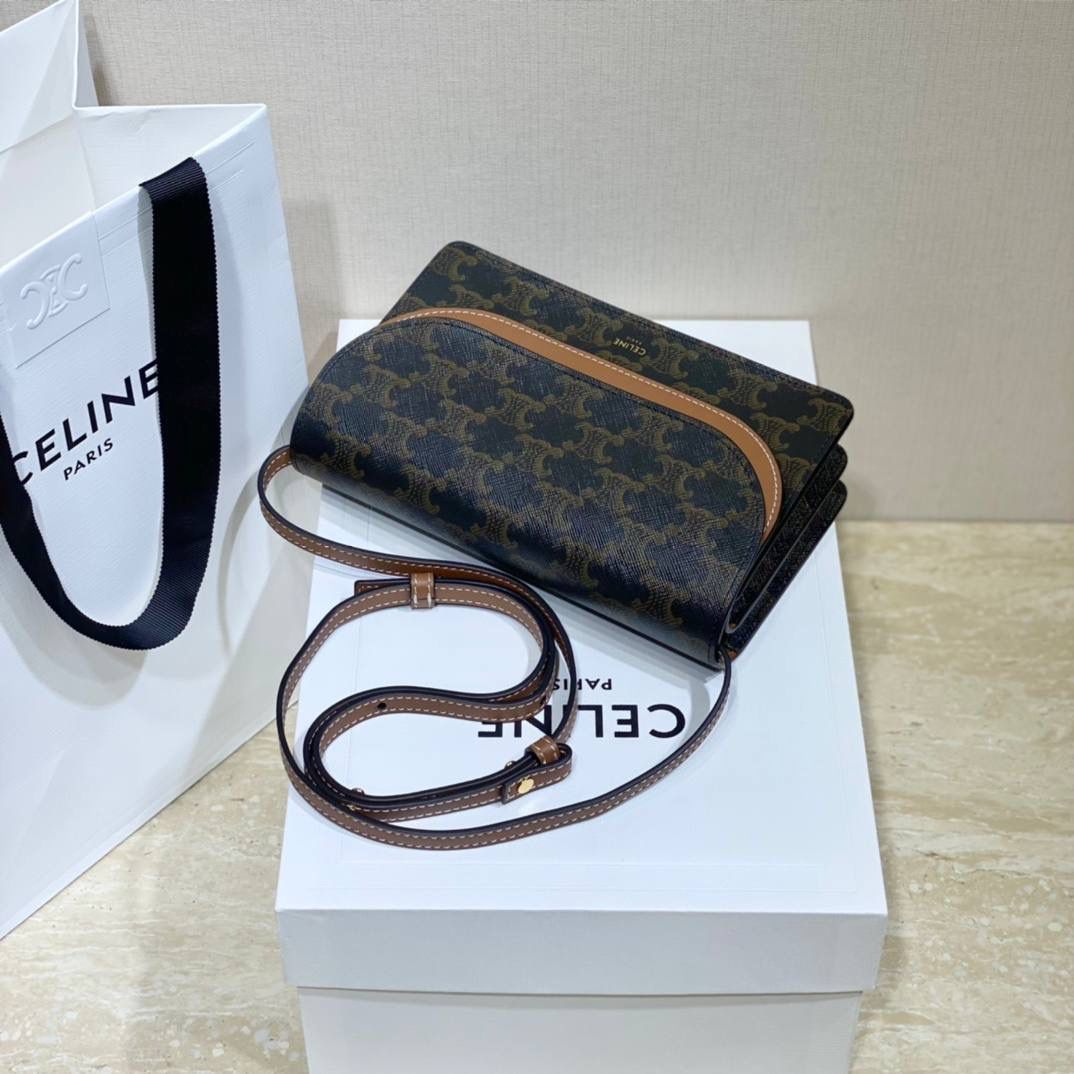 🔥大货实拍图 𝗖𝗘𝗟𝗜𝗡𝗘♥𝗖𝗔𝗡𝗩𝗔𝗦 𝗪𝗢𝗖风琴包 型号：10D852 尺寸：20*11.5cm 𝗖𝗲𝗹𝗶𝗻𝗲的这个𝗪𝗼𝗰包也叫三合一，真的物超所值了！啥都能装啊！pro max生活基本用品都能塞下，还有专门的放卡区，功能齐全太给力了！难怪男生们也偏爱ta！