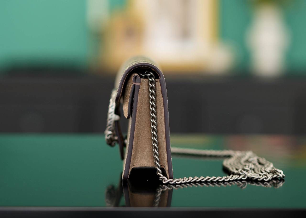 🥯GG Dionysus系列超迷你手袋酒神 老花卡其色 16.5cm 正品售价¥8.000 GG家入门级小包推荐，酒神里面的经典基础款 经典酒神扣搭配原厂小牛皮 出镜率非常高 简直是穿搭利器 官方款号 476432 尺寸迷你：16.5x10x4cm 尺寸小号：28x17x9cm