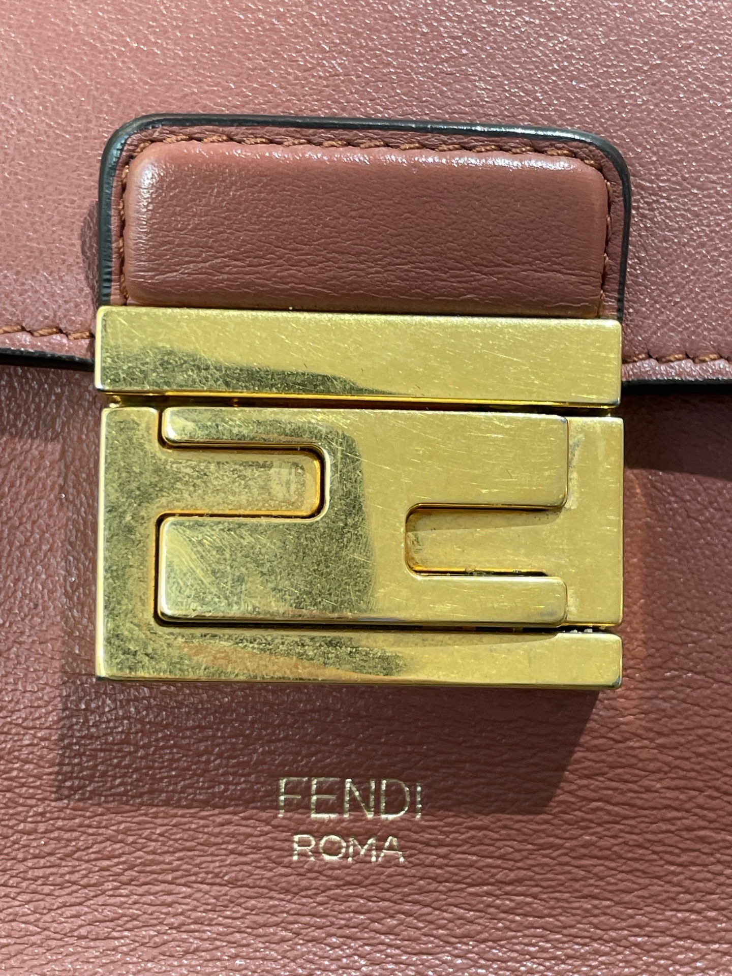 【預訂貨品】Fendi 豆沙色油蠟皮復古郵差包