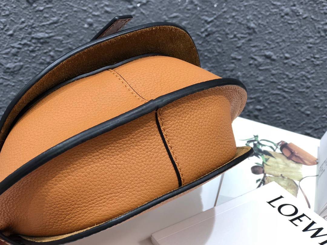 *𝘔𝘪𝘯𝘪 𝘎𝘢𝘵𝘦 手袋 明星同款#💌 尺寸:15-12.5-8cm（中部宽处21cm） 编码:061824荔枝纹棕色 包身采用非常柔韧的颗粒纹小牛皮，内里麂皮 内置两个卡槽，pro 📱可无忧 搭配马术风格的黄铜插扣，以及独特的绳结带 zp拆包定制，高端独家定制五金