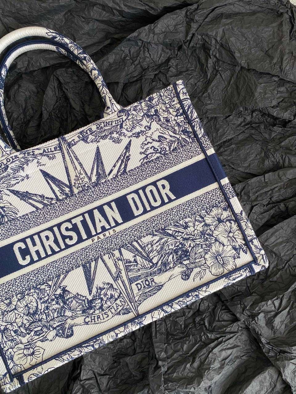 🈶蓝色中号 𝗖𝗗 𝗕𝗼𝗼𝗸 𝗧𝗼𝘁𝗲 23圣诞限定🎄 今年的无限梦境主题也太戳了！ 如星光璀璨，如宇宙般浩瀚 中间的星星宛如从海中诞生的维纳斯🌟🌟 太有视觉冲击力了，神秘而梦幻 像我们每个人都是星辰～ 浪漫到极致，这系列很难不买啊 36×27×16cm