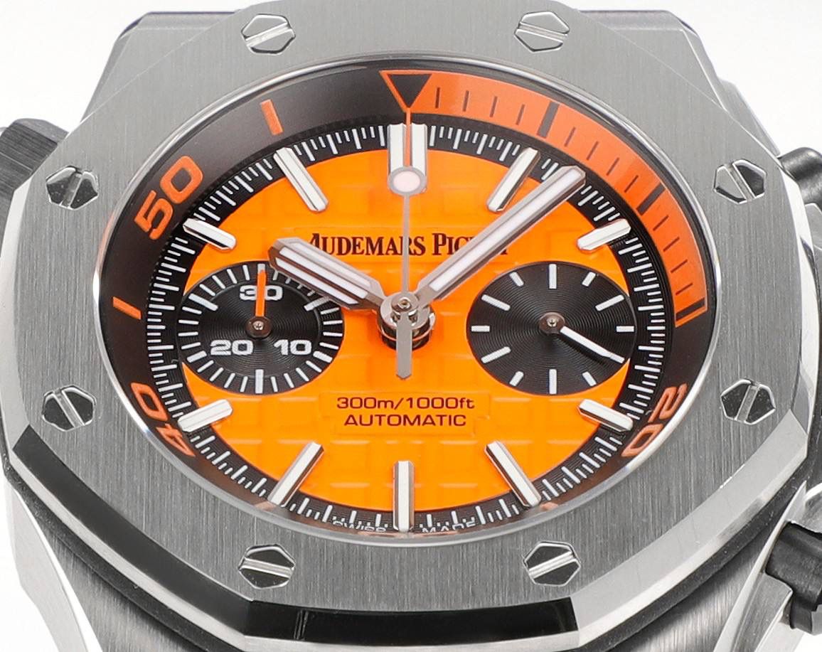 🚀AP爱彼皇家橡树系列水果腕表💯 型号：26703 跑秒计时自动机械男表 搭载原版cal.3124机芯 直径：42mm 超强夜光 1.表壳材质选用的316L精钢，经过CNC一次成型锻造了42mm的表径，表壳在经过拉丝工艺多次打磨抛光后做到了无懈可击，包括螺钉也一致还原 2.表盘字面格纹错落有致，立体感很强。刻度线粗细程度以及长短均与正品保持一致。条钉时标内部填充超强夜光材料。两组小圆盘对称分布，就像两只小眼睛。盘面内有一圈一圈的放大环，细节处理很到位。 3.橡胶表带表面的磨砂质感很强.采用无味不沾灰尘的进口橡胶，只为提高佩戴的舒适感 4.前后玻璃都采用蓝宝石水晶镜面玻璃，镜面通透性也很强。这款腕表采用3124机芯，做到了外观和正品的极其相似，走时精准稳定！！！