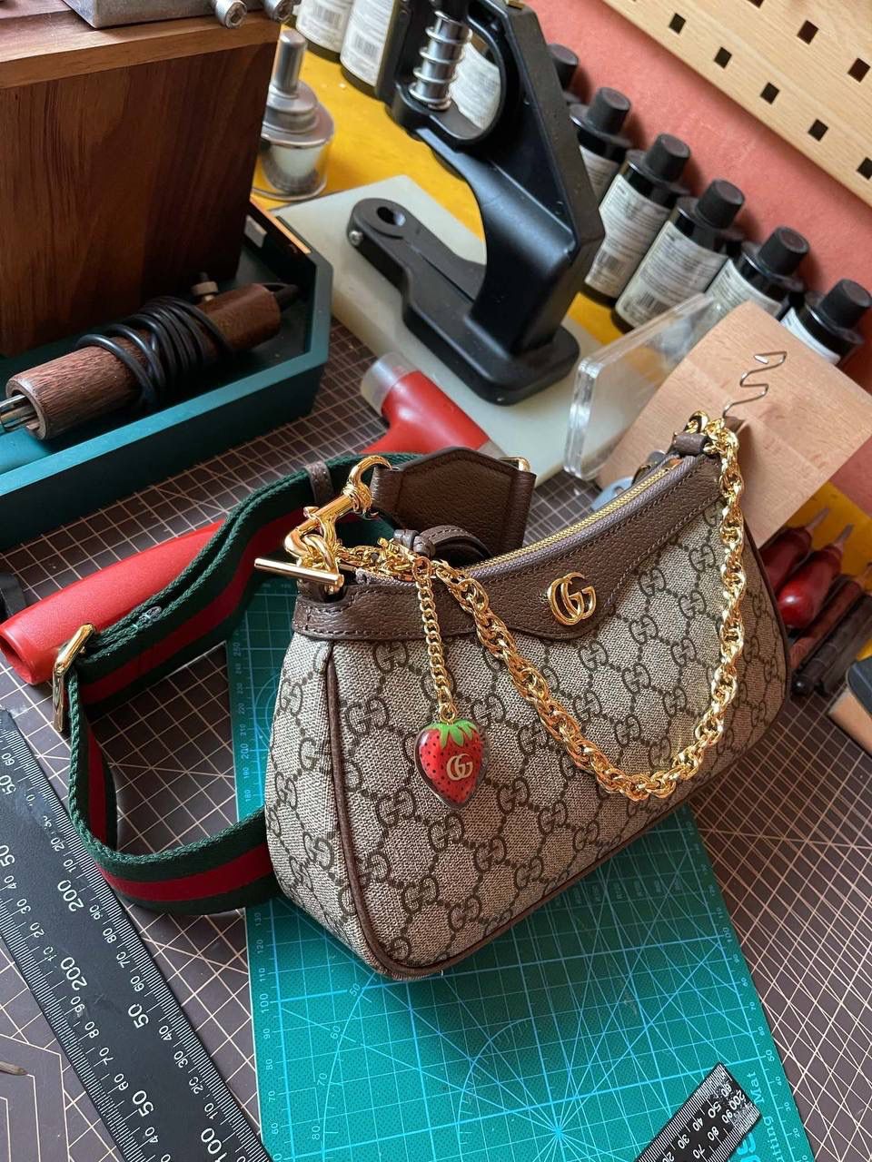 🔘gg ophidia系列小号手袋 草莓圣诞款（天花板级别） 无论你是怎么样的妹纸，想必都有一短小小的时光，总是想被草莓的东西包围着吧！ 今年圣诞款是甜蜜的风格，草莓的色调已经疯狂流行起来了。正厂意大利marbella pellami进口皮，佛罗伦萨顶级的制皮工艺，行业标杆业界翘楚领头四大门派，拿手的猪皮纹有各式各样的软度，所以有些时候真的要好好对皮跟颜色，好皮不是天天有，配上同等做工，打造唯美的气质，优秀得很勒🤩🎀 尺寸：25x15x6cm 🔍款号：735132