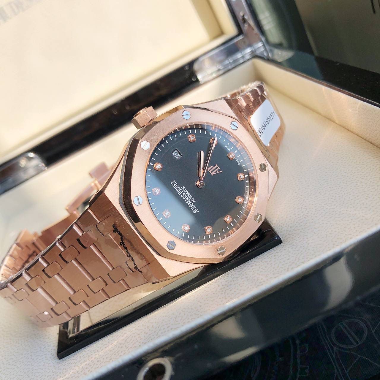 爱彼皇家橡树 型号152070R.00.12400R.01——震撼上线：剔除机芯甲板多余部分，使之变得更加镂空——成就钢表巅峰—— 实力演绎 卫冕“钢”王！ 【6大精妙之处】 1.正品拆解开模，尺寸为41X10.4毫米与正品一致！ 2.完美还原正品表壳的每一处细节，尽显正品“棱角分明 坚毅果敢”的阳刚气质。 3.钢带的做工无可挑剔，比市面上任何钢带表做工均要更上一层楼，钢带头粒和表头衔接的“缓冲带”的松紧程度与正品一模一样。 4.字面采用VS1.2 天然真钻 权威国检机构出具GTC真钻证书 5.自动陀的与原装致敬，是市面唯一做到颜色于原装一致的版本（市面一般版本均偏红）其上的ap族徽雕刻独一无二。6.打破夹板概念，采用进口机芯改爱彼CAL.4302一体机！更稳定，更优秀，更真实。 7.表盘的“饼干纹理”立体饱满，精神抖擞！绝非普通小厂一般失魂落魄。 体验精妙 感受不同！ 必属精品！