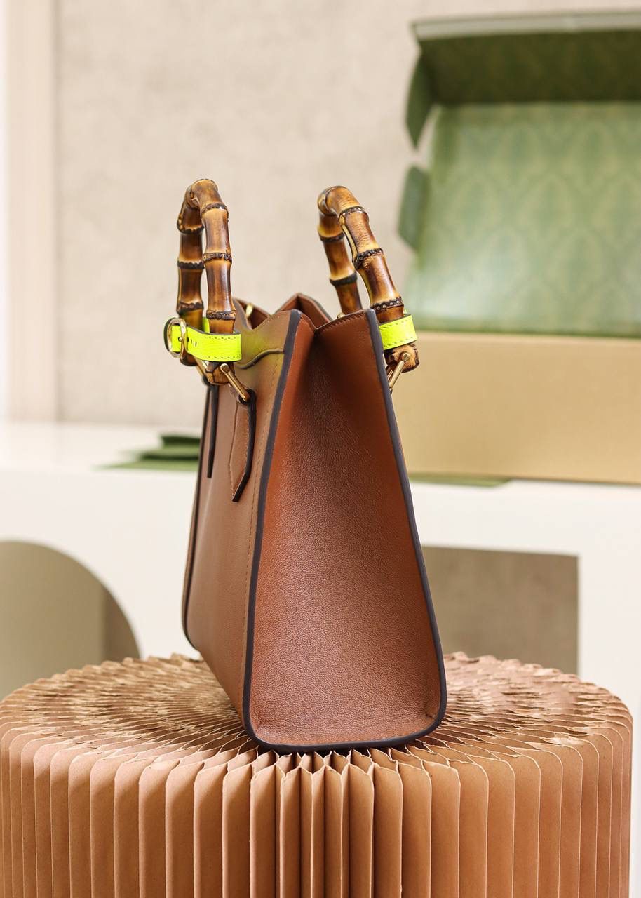 𝐆𝐮𝐜𝐜𝐢 𝐃𝐢𝐚𝐧𝐚 小号#660195#正品皮 ▪️尺寸：27*24*11cm 𝐃𝐢𝐚𝐧𝐚竹节系列以经典致敬100周年， 黛安娜王妃最爱的经典竹节再次回归， 托特造型融合复古元素的竹节， 实物真的太惊艳了， 小号尺寸更适合通勤风， 手提或者斜挎， 悠游于日常与工作上班之间， 时髦感别具一格， 经典百搭，个性又不失优雅感， 搭配彩色的扣带， 简直增添了少女气息！🌈🎀