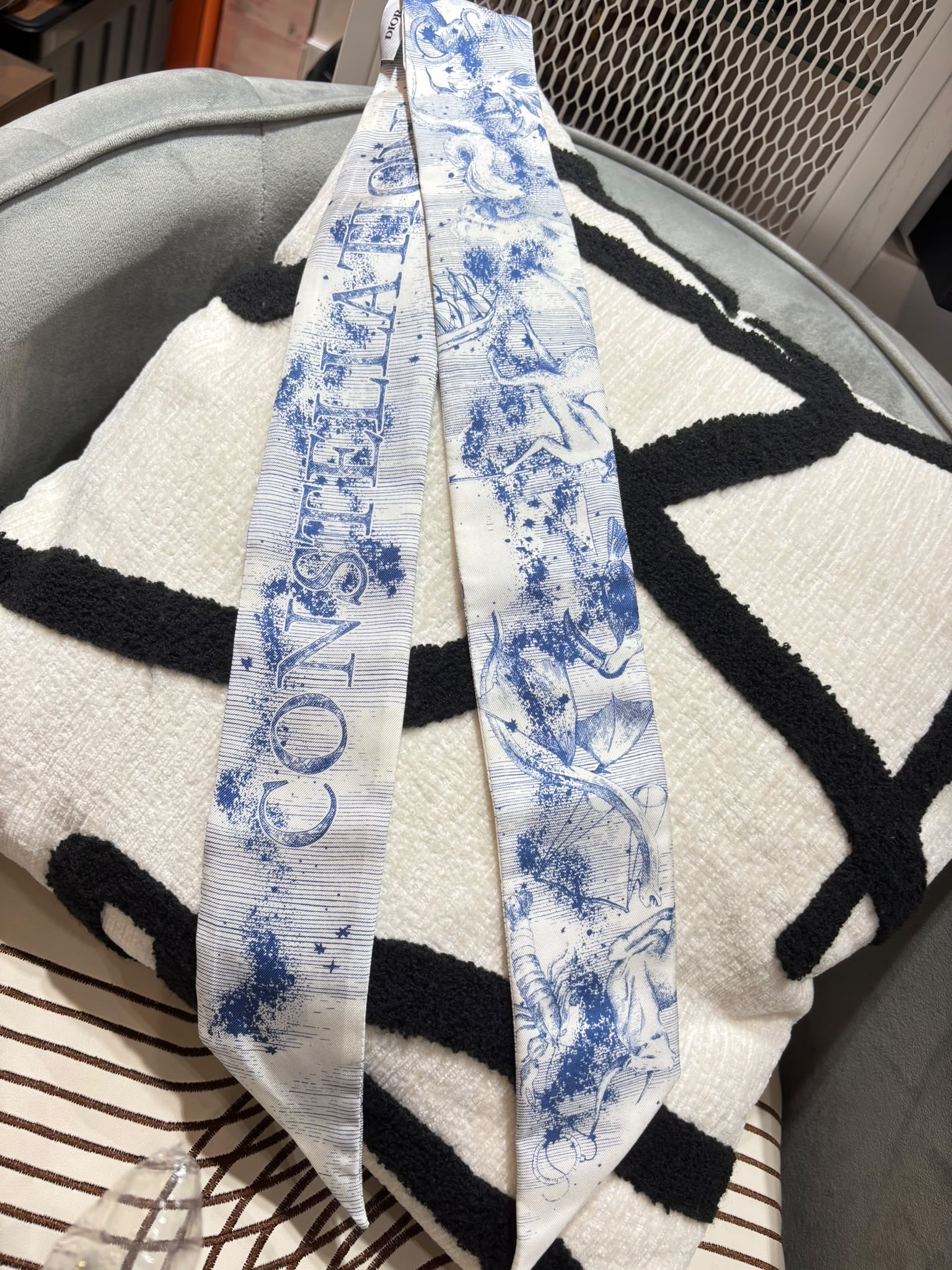 Christian Dior Twilly Toile de Jouy Sauvage Mitzah 絲巾 象牙色和海軍藍斜紋真絲 100%Authentic,98%new