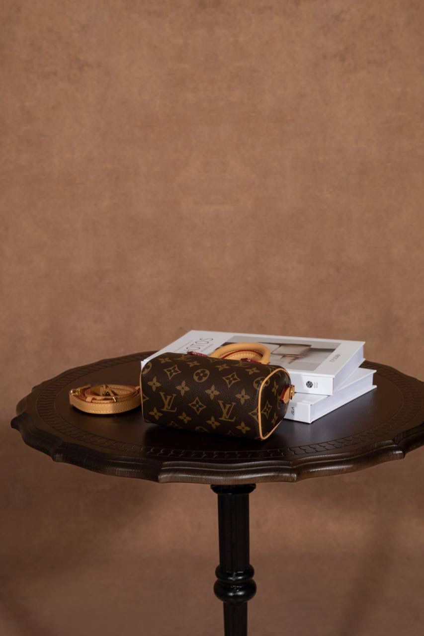 LV 枕头包🎀 这款 Nano Speedy 枕头包， 真的一眼就会被迷到 😍✨ 是 真正原厂级品质，ZP 正品级， 从材料、五金、车线到油边， 全部都用 正品级原材料，质感很稳很放心 👍