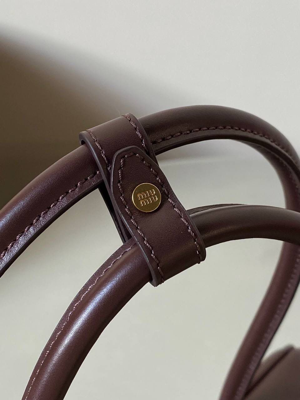 🈶石南木色 | 小号 𝗠𝗶𝘂𝗠𝗶𝘂公文包，大爆款 谁懂啊！小号也太好背了 今年九月份新推出的新尺寸❗️小个子的大福音哇！ 大号hold不住的姐妹，这个号就非常合适了！ 手拎肩背都刚刚好，小巧又不压个子 小号：18×30×9cm #F0020m 大号：23x34x10cm