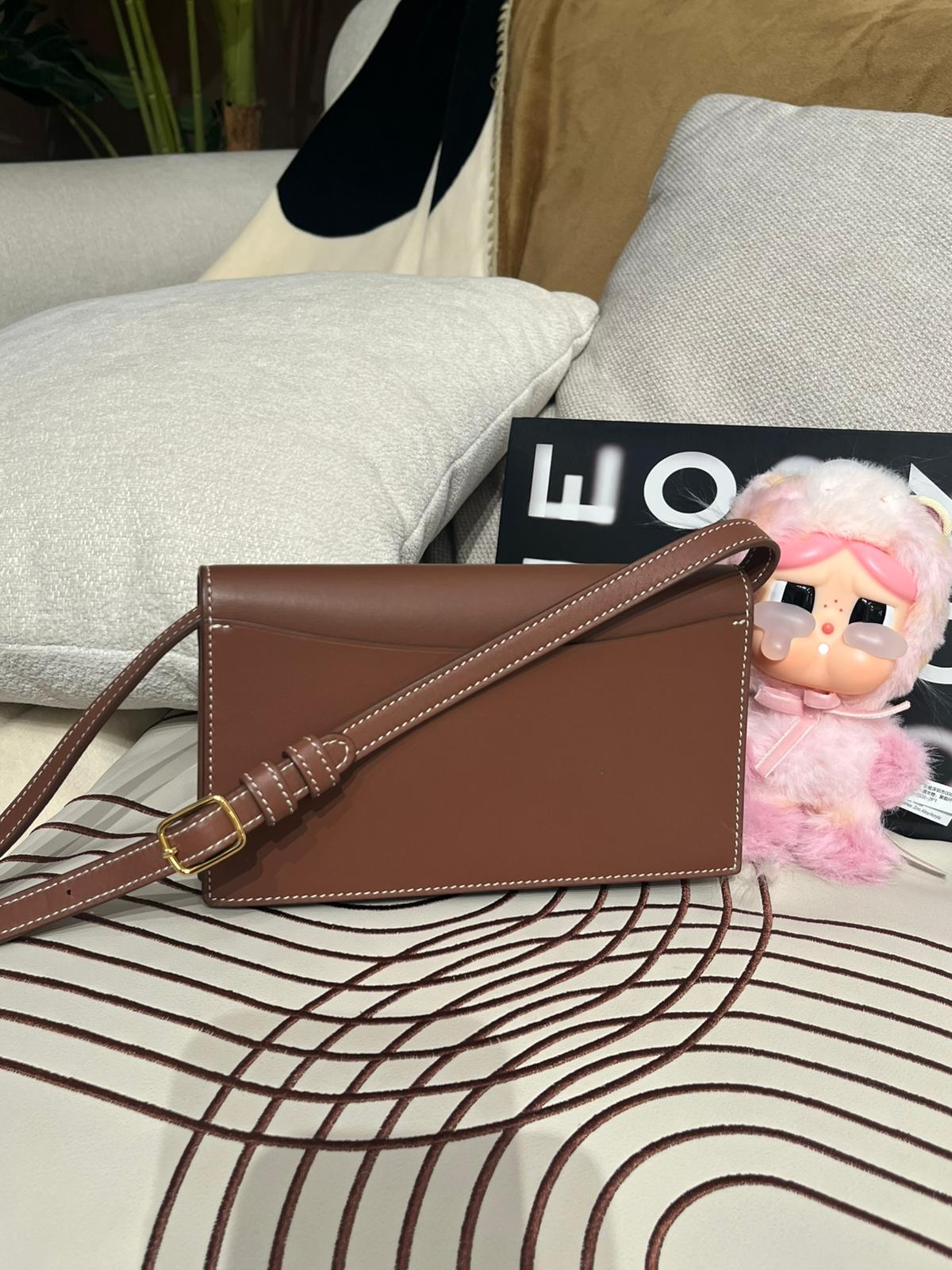 LORO PIANA EXTRA POCHETTE WALLET ON STRAP, 100%Authentic ,95%new 專門店售價$15,300 