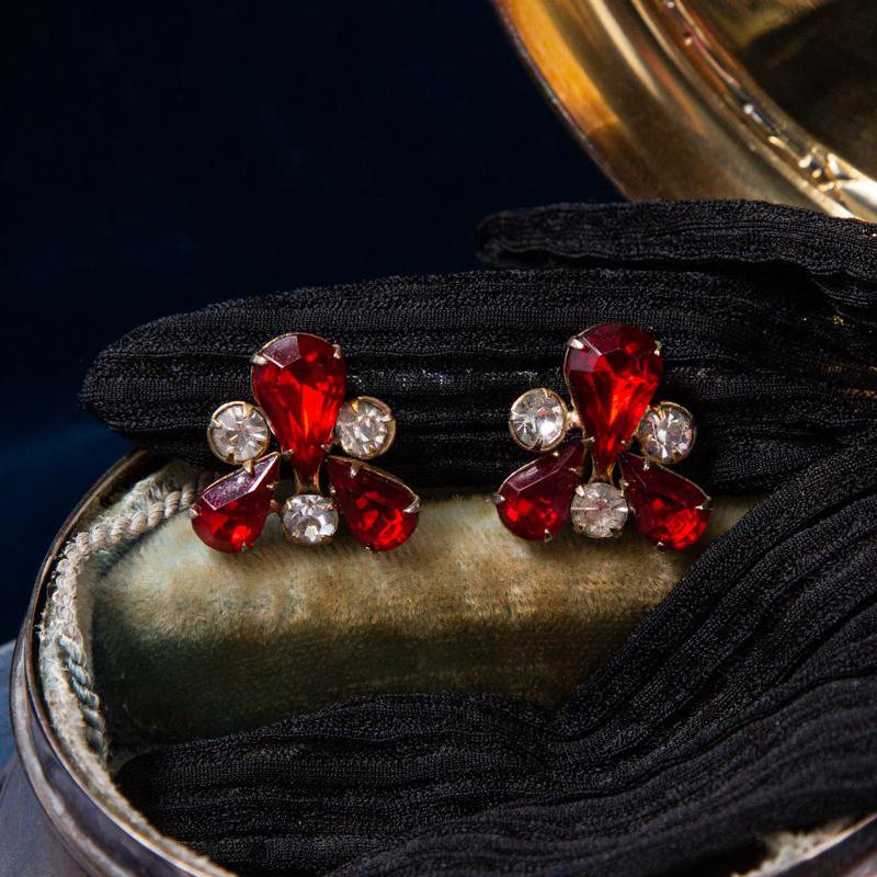 1950s Vintage Ruby Red Rhinestone Triangular Shaped Screwback Earrings (NA0441)