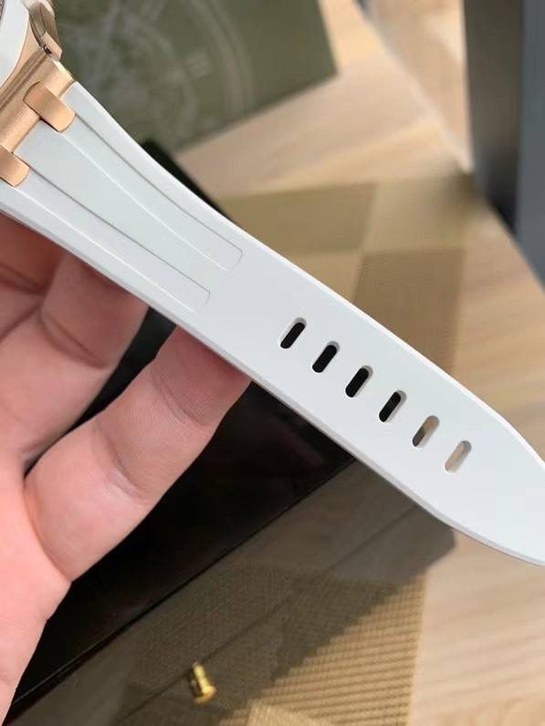 🚀全网独家新款，官网已停售 爱彼女款，皇家橡树离岸型，原装瑞士石英机芯、37表盘、厚度11.1毫米，原装进口防尘表带，反炫光处理蓝宝石水晶玻璃、包18K玫瑰金镶钻，32颗VV S足反南非真钻、精美绝伦、37表盘男女通杀！数量不多、手快有手慢无！