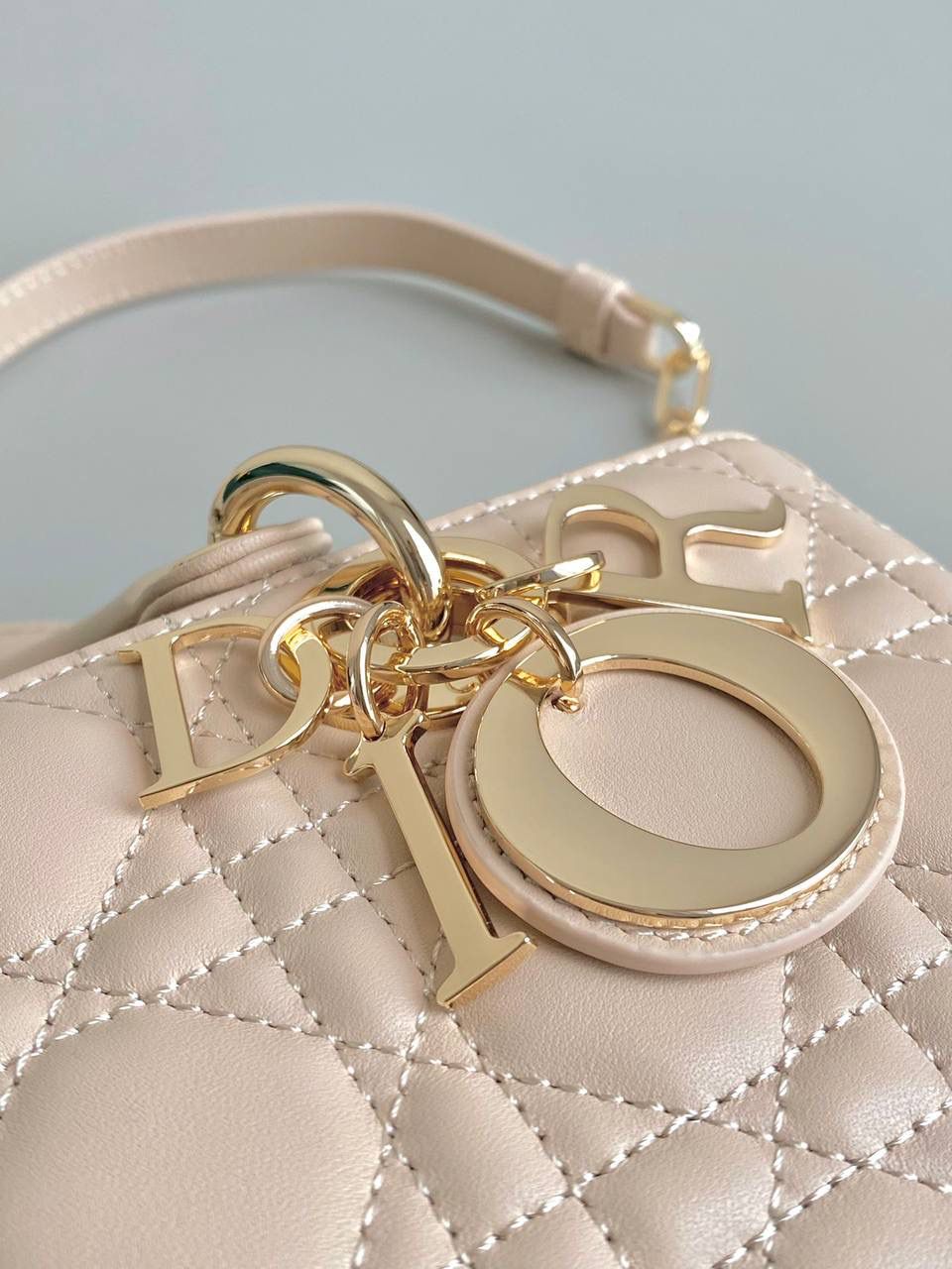 沙粉色小号🎀𝗗𝗶𝗼𝗿 𝗗-𝗝𝗼𝘆 𝗯𝗮𝗴羊皮2023款，新色 时尚果然就是轮回，回归了一把中古戴妃😍🌟 长方包形，短链条➕细长肩带直接封神！！ 复古时髦感超强，真是什么场合都可以把住 绝对是lady中的天花板了，强势出圈啦姐妹们 22.5×12×5.5cm