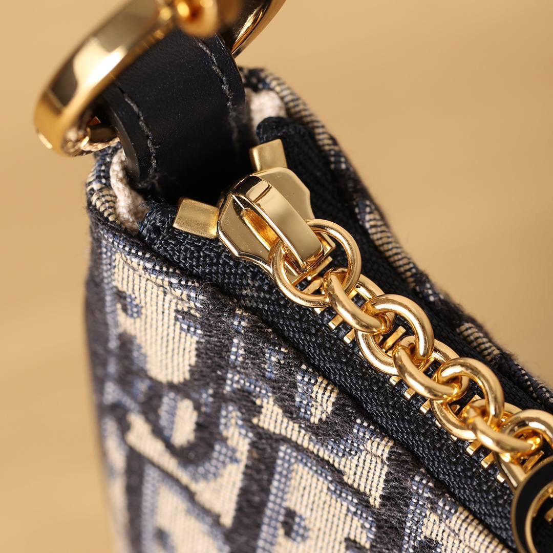 CD LOUNGE 手袋蓝色 Oblique 印花👜✨ 独家渠道货 独家腋下包老花 尺寸：26 x 15 x 5.5 厘米 这款 CD Lounge 手袋是2023夏季新品，彰显 Dior 的现代审美与高订风范。 采用蓝色 Oblique 印花面料精心制作，突显 Dior 经典图案。 经典链条与皮革搭配，交替饰以金色饰面金属和同色调珐琅链环，可折叠设计，可肩背或手提。 拉链开合搭配 CD 拉链头 可调节肩带，链条部分由金色饰面金属和与皮革同色调的珐琅 CD 链环组成，搭配皮革带 内含防尘袋