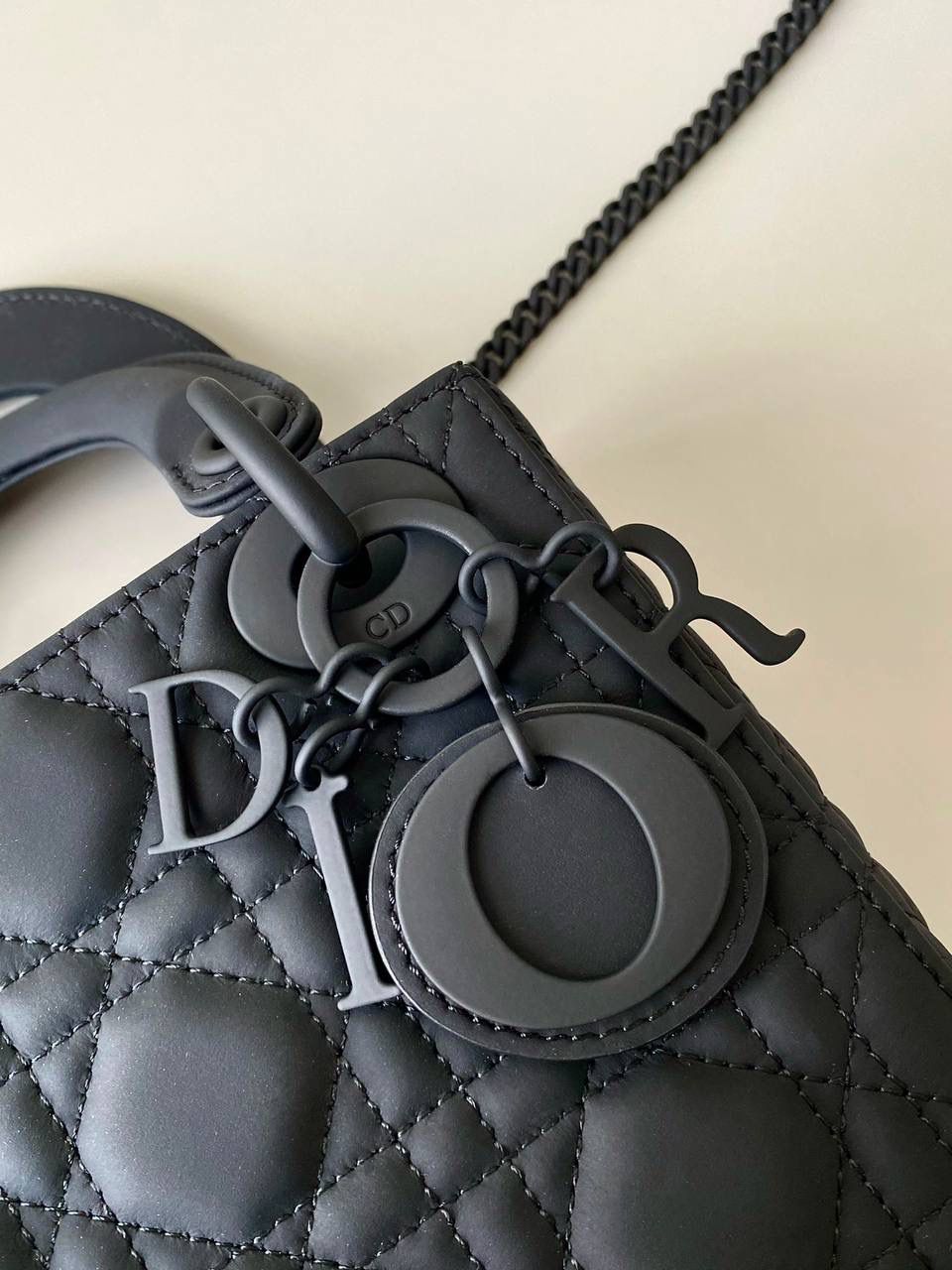 磨砂黑🖤 𝗗𝗜𝗢𝗥 𝗟𝗮𝗱𝘆磨砂三格 大热门款，老客的补单王❤️‍🔥 进口磨砂牛皮材质，同色哑光五金 比羊皮漆皮都要高级不少 没有了大家闺秀的矫柔造作 暗黑风多了些特立独行的酷劲儿 17×15×7cm