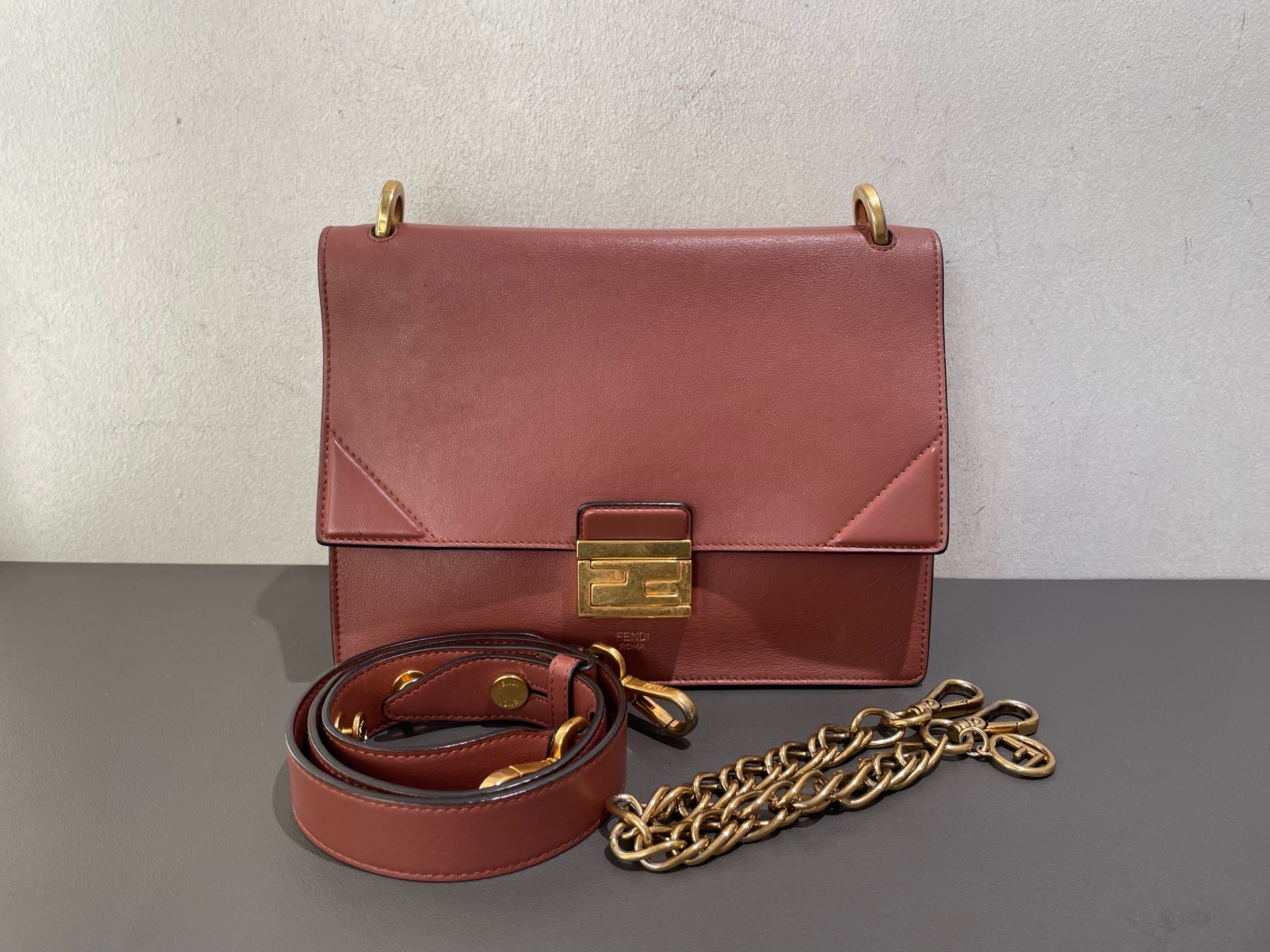 【預訂貨品】Fendi 豆沙色油蠟皮復古郵差包