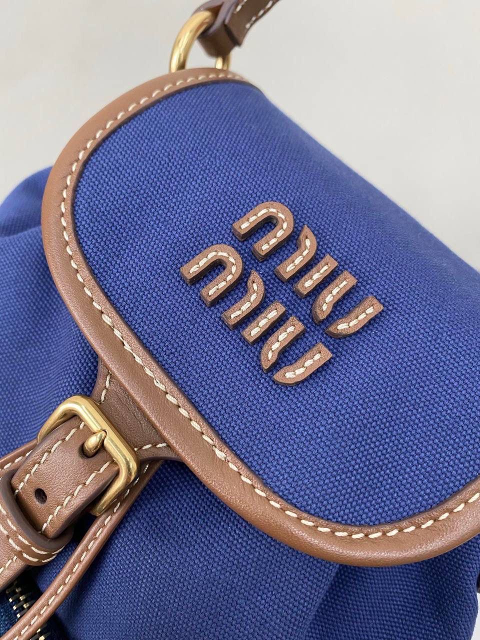 🈶帆布蓝，小号 𝐌𝐢𝐮𝐌𝐢𝐮 双肩包 喔噻！缪缪终于出双肩包了！ 超级经典的款，配色也是无敌了 多个口袋设计非常复古学院风，青春洋溢！ 五金质感超绝，带有微微做旧的复古磨砂感 这种材质耐用度极高 帆布版俩个颜色都好看！海军蓝，甜酷不失高级感 总的来说夏天就是要拿个亮色的出游 轻便实用 小号：18×22×11.5cm #F0060m 大号：25x29x12.5cm